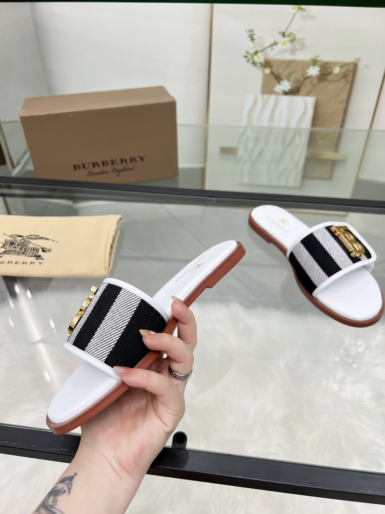 UA Bv*b*rry Slides