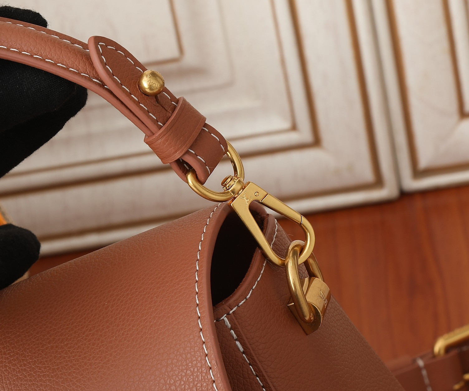 LV Soft Twist M24640 10.6 x 7.5 x 3.5 inches