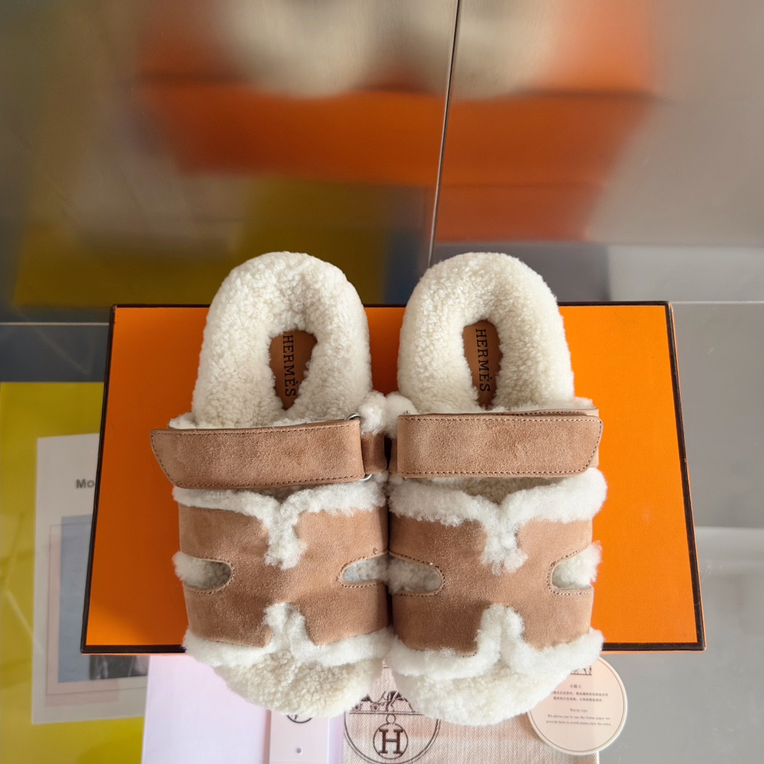 UA H**me5 Chypre sandal