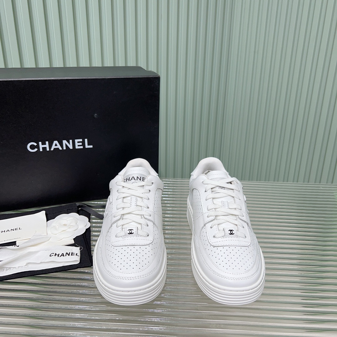 UA Ch**el SNEAKER