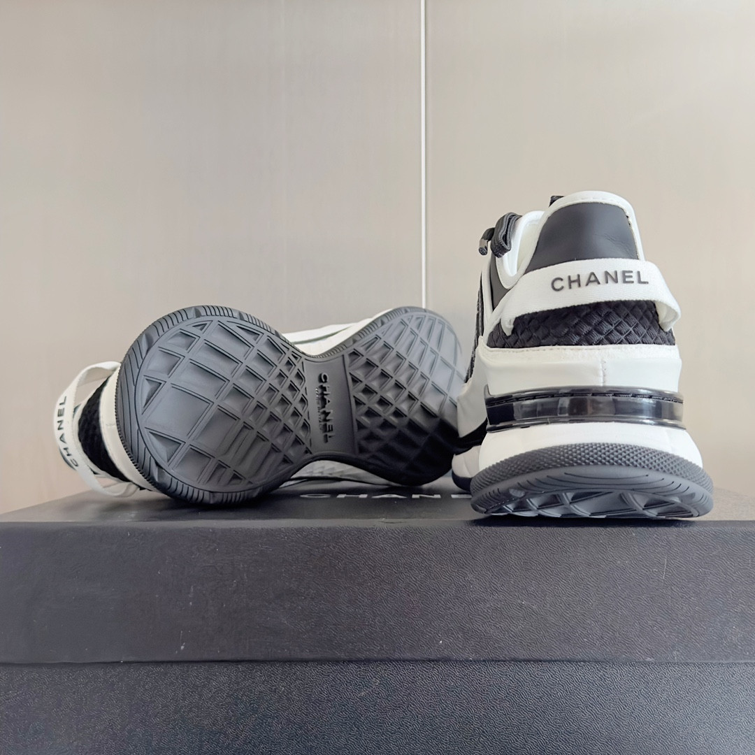 UA Ch**el SNEAKER