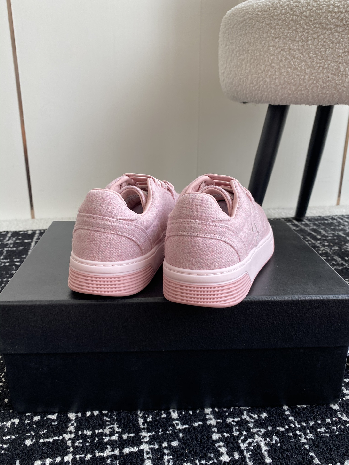 UA Ch**el SNEAKER