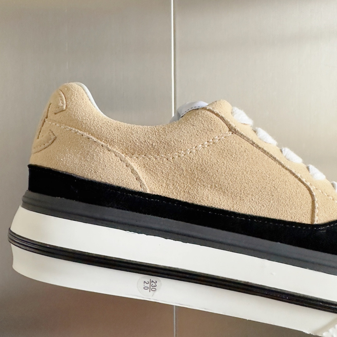 UA Ch**el SNEAKER