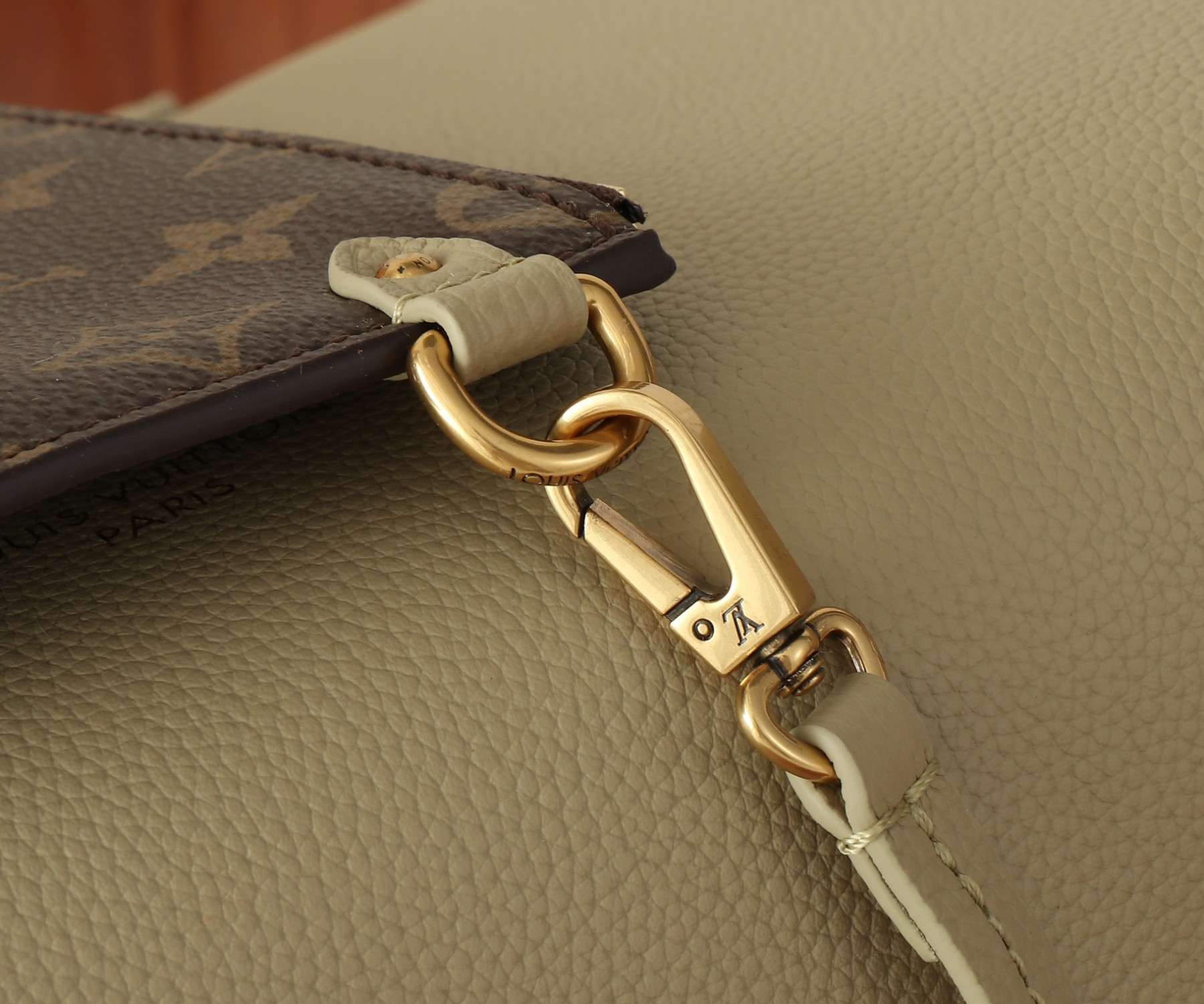 LV Low Key Cabas MM M25343 47x30x14cm