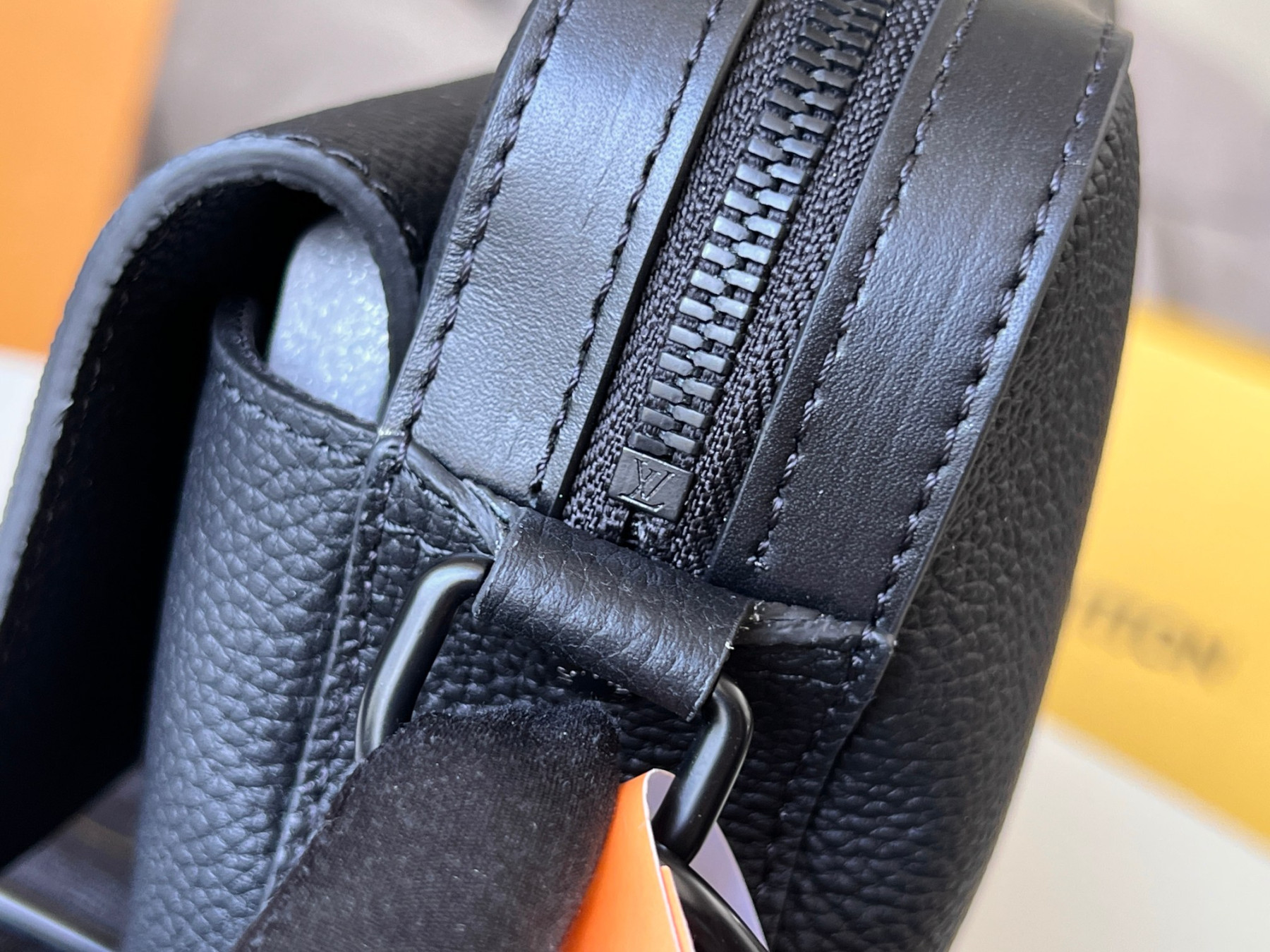 LV Fastline Messenger M22482 23.5×18×7CM