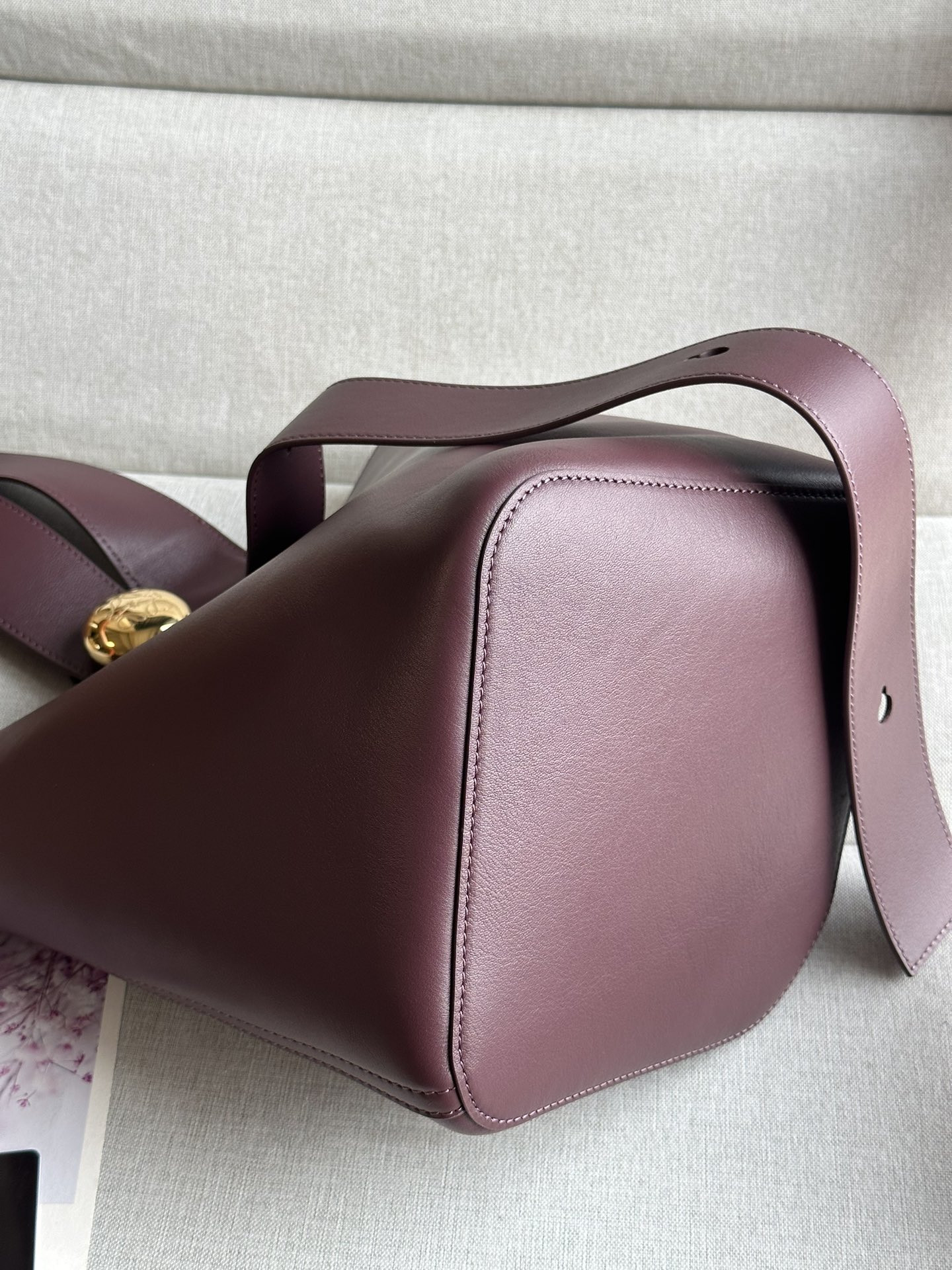 L0ew* Medium Pebble bucket in mellow calfskin 24.5x23.5x28cm
