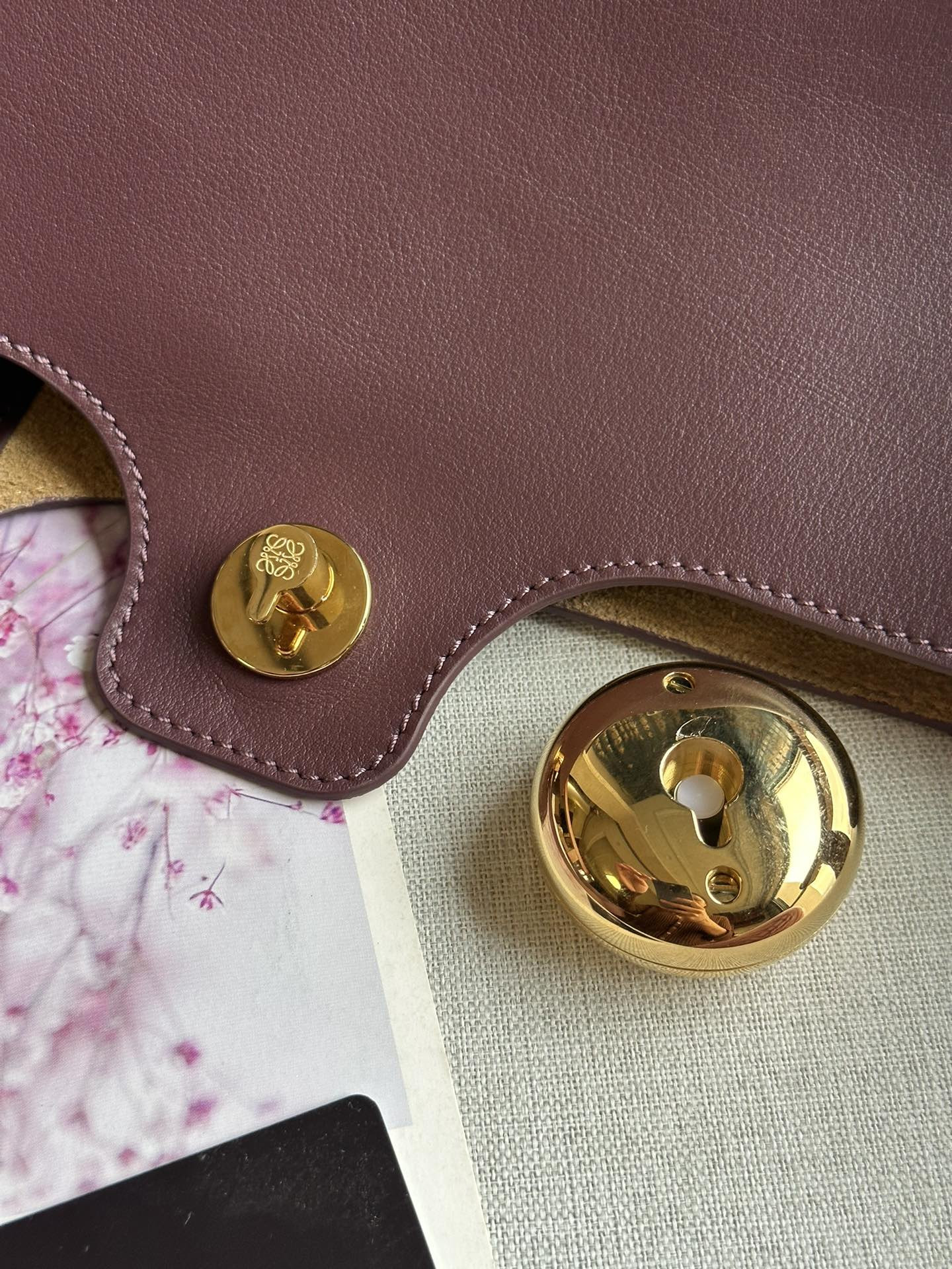 L0ew* Medium Pebble bucket in mellow calfskin 24.5x23.5x28cm