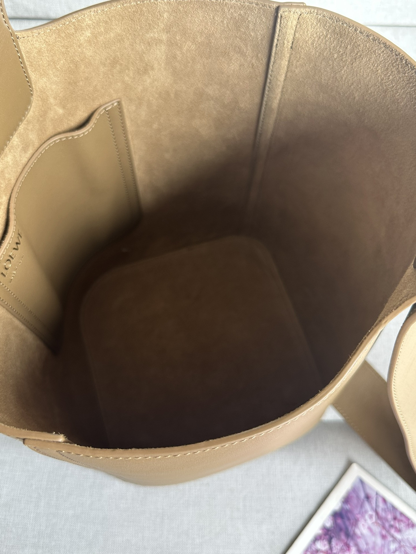 L0ew* Medium Pebble bucket in mellow calfskin 24.5x23.5x28cm