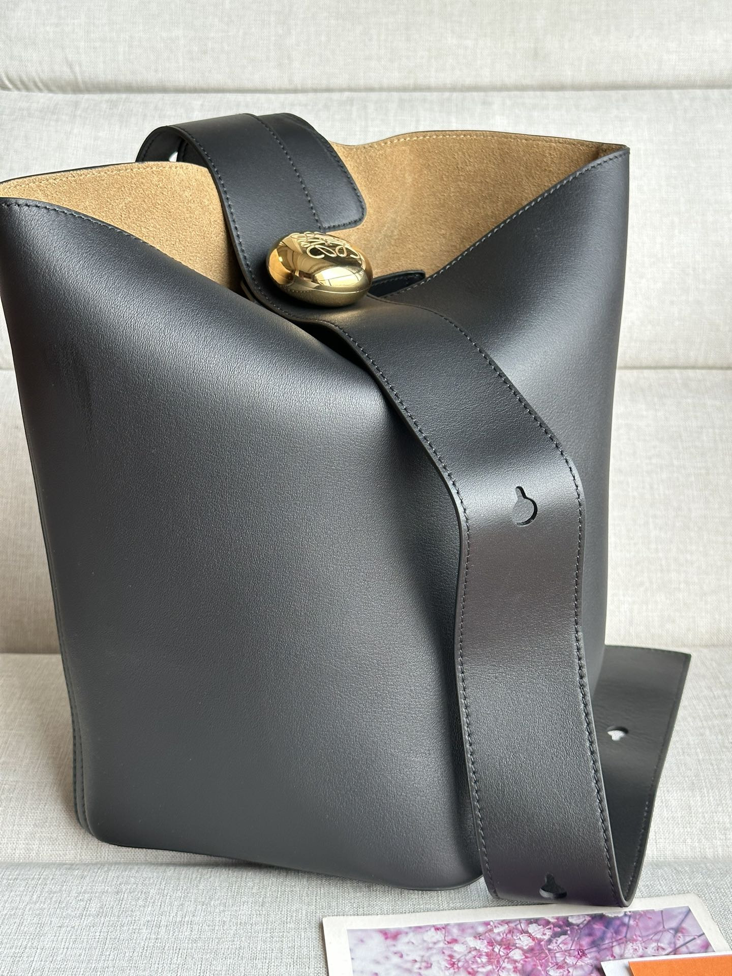 L0ew* Medium Pebble bucket in mellow calfskin 24.5x23.5x28cm