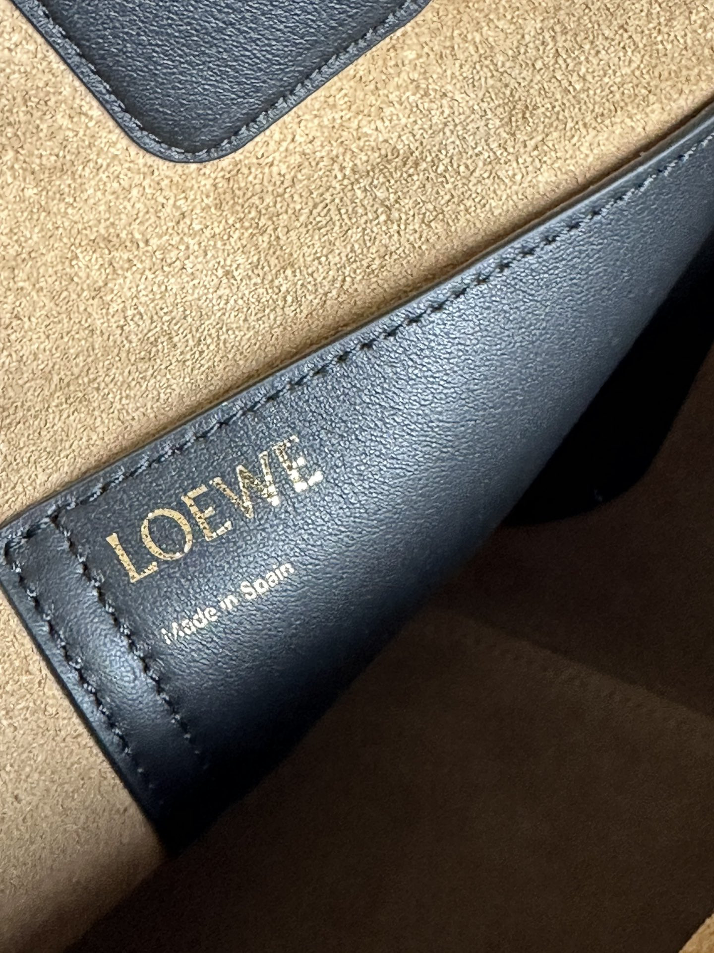 L0ew* Medium Pebble bucket in mellow calfskin 24.5x23.5x28cm
