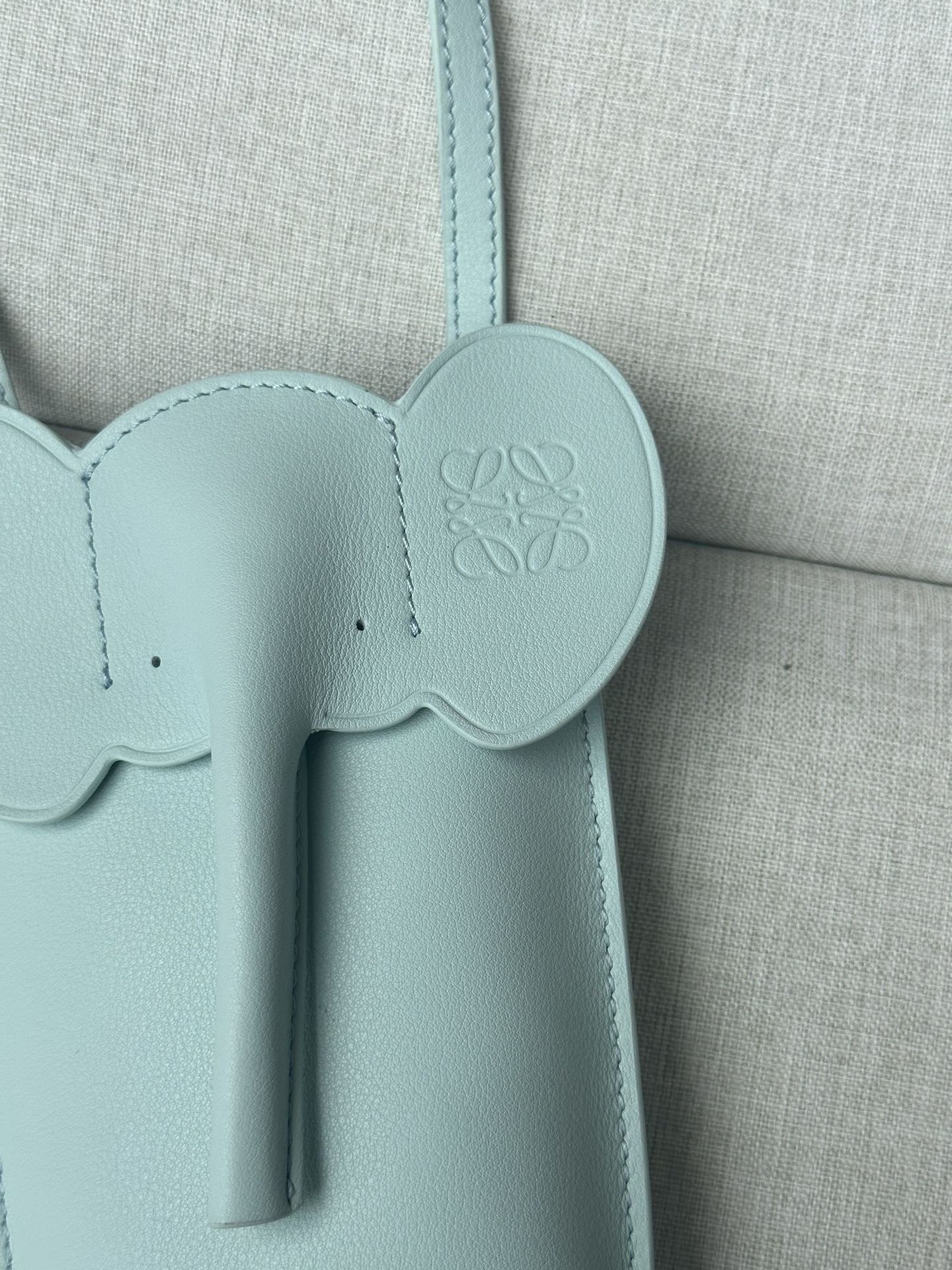 L0ew* Elephant Pocket in classic calfskin 18x8x4cm