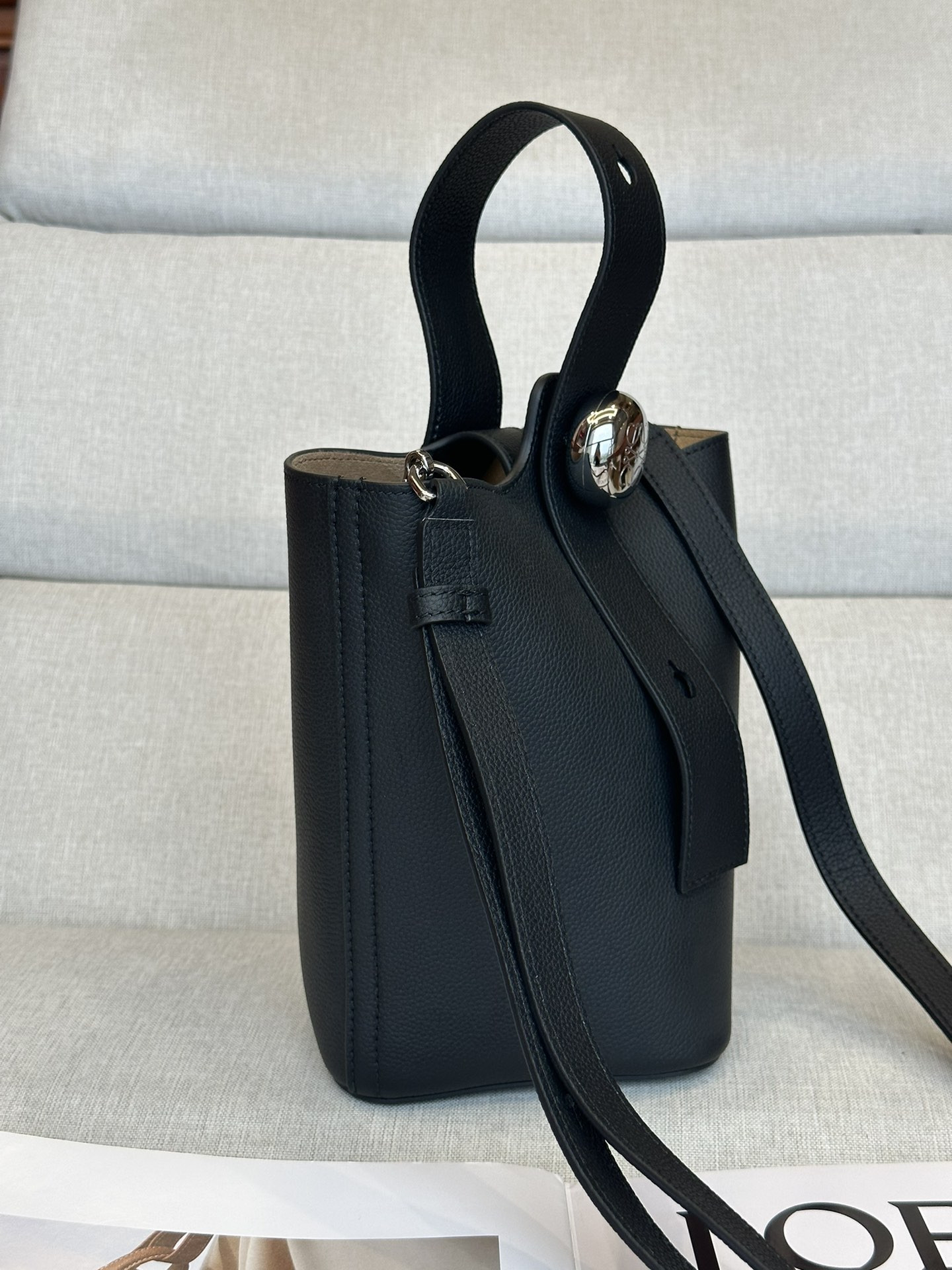 L0ew* Mini Pebble bucket in mellow calfskin 19.5x16x16cm