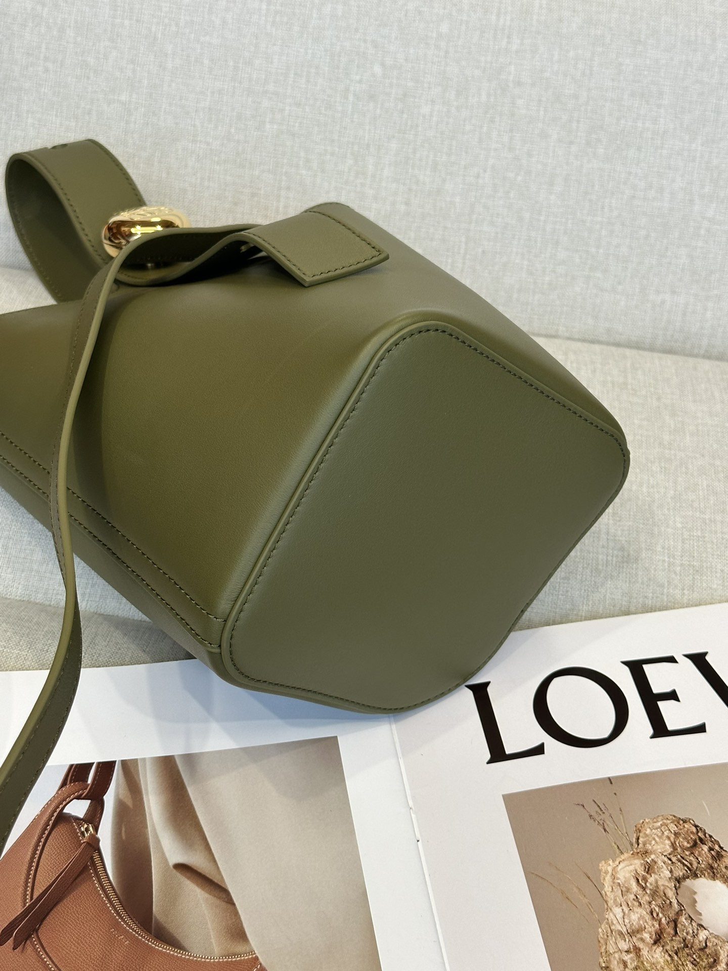 L0ew* Mini Pebble bucket in mellow calfskin 19.5x16x16cm
