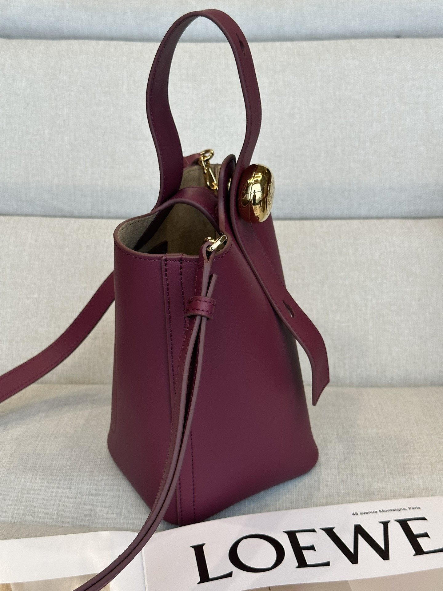 L0ew* Mini Pebble bucket in mellow calfskin 19.5x16x16cm
