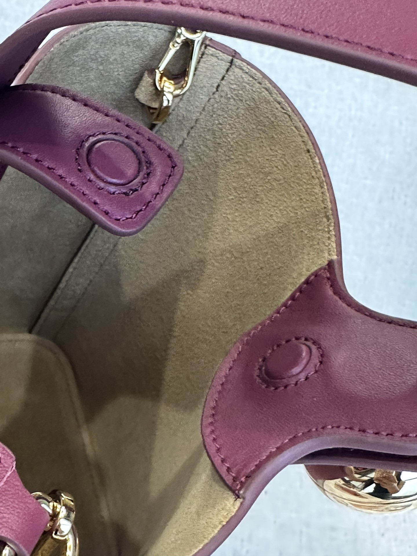 L0ew* Mini Pebble bucket in mellow calfskin 19.5x16x16cm
