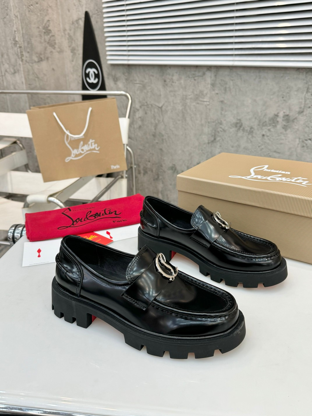 UA Chr1st1an Louboutin(CL) logo design,the latest runway version of the red-soled shoes