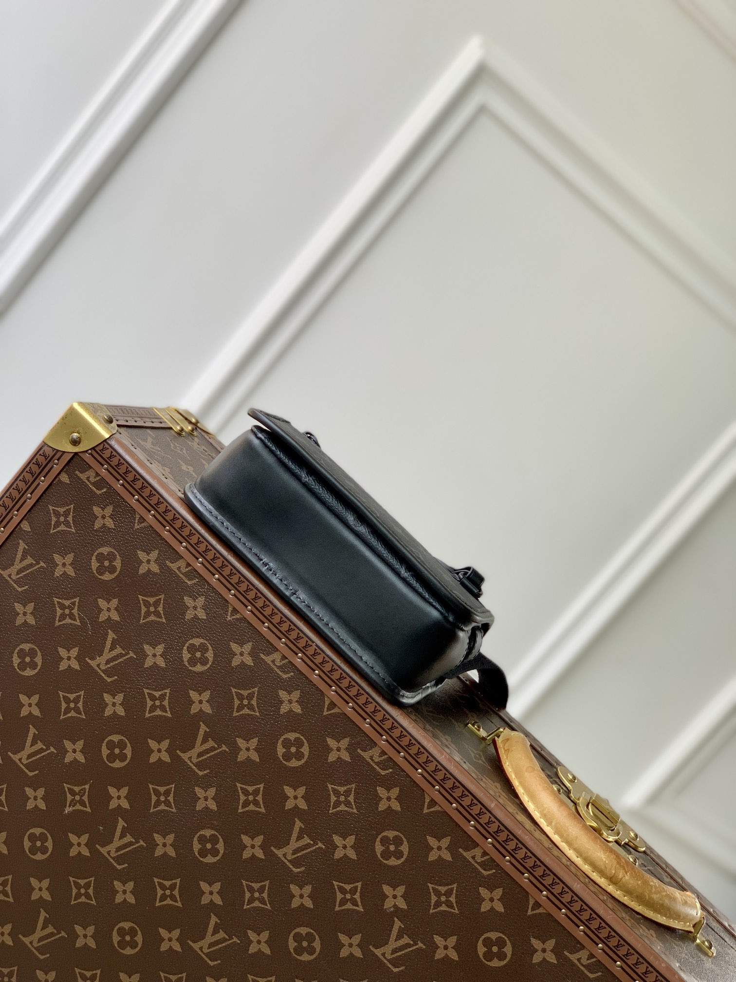 LV Bosphore Wearable Wallet M12599  12 x 7 x 19 cm