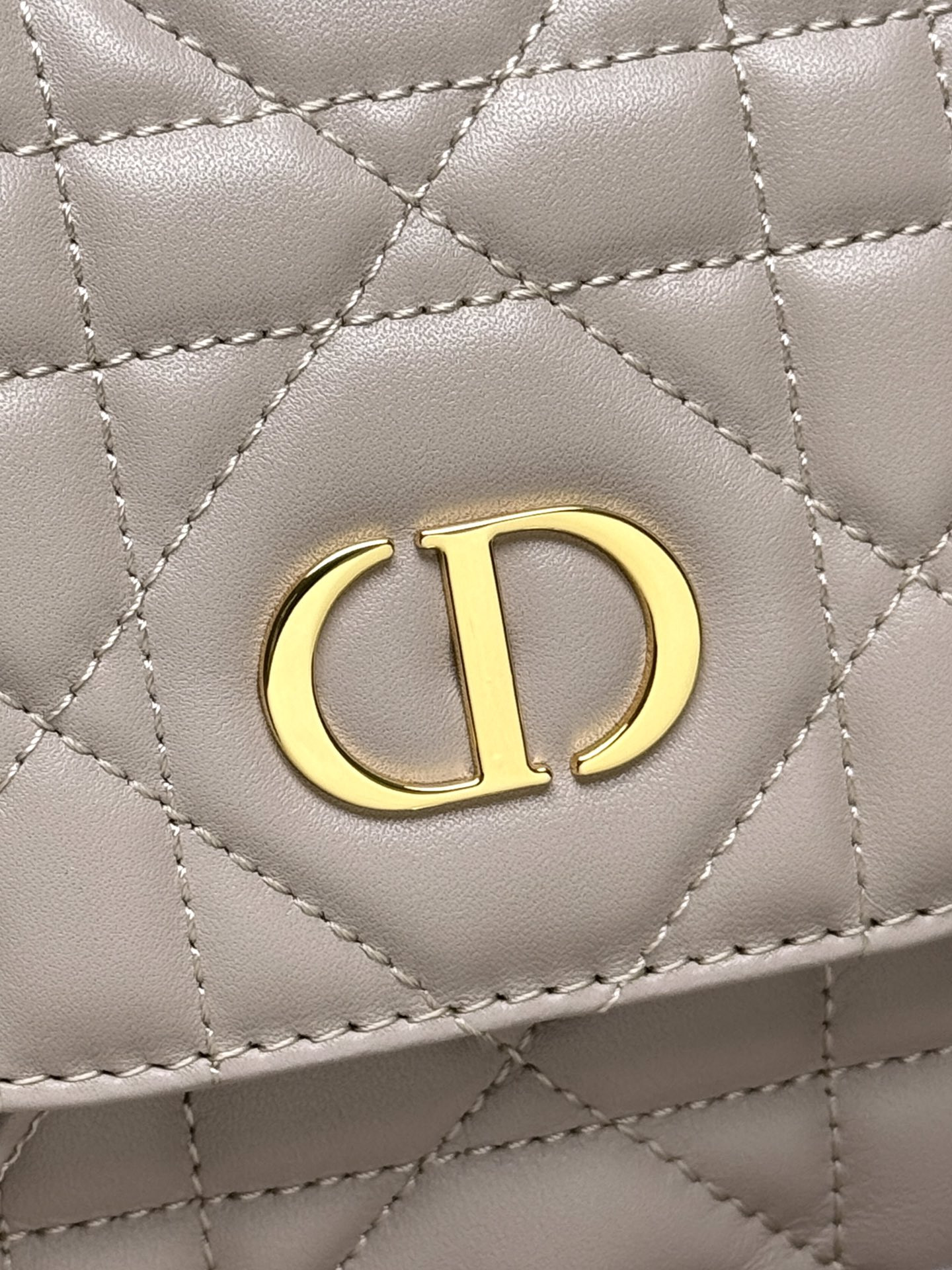 D10r Caro Backpack Medium 23 x 26.7 x 12.5 cm
