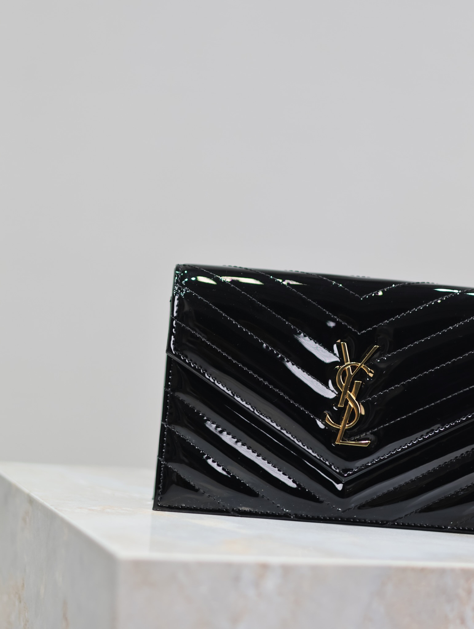 Y51 Cassandra WOC envelope chain wallet in patent leather 19 x 12.5 x 3.5cm