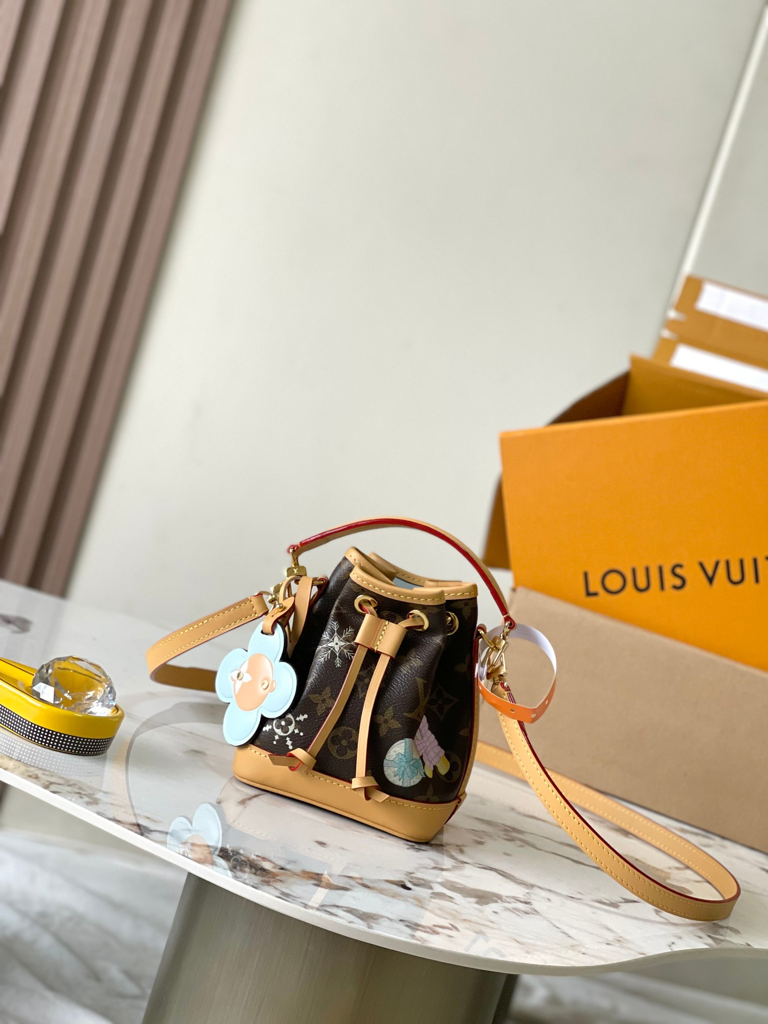LV Nano Noé M12221 13x16x10cm