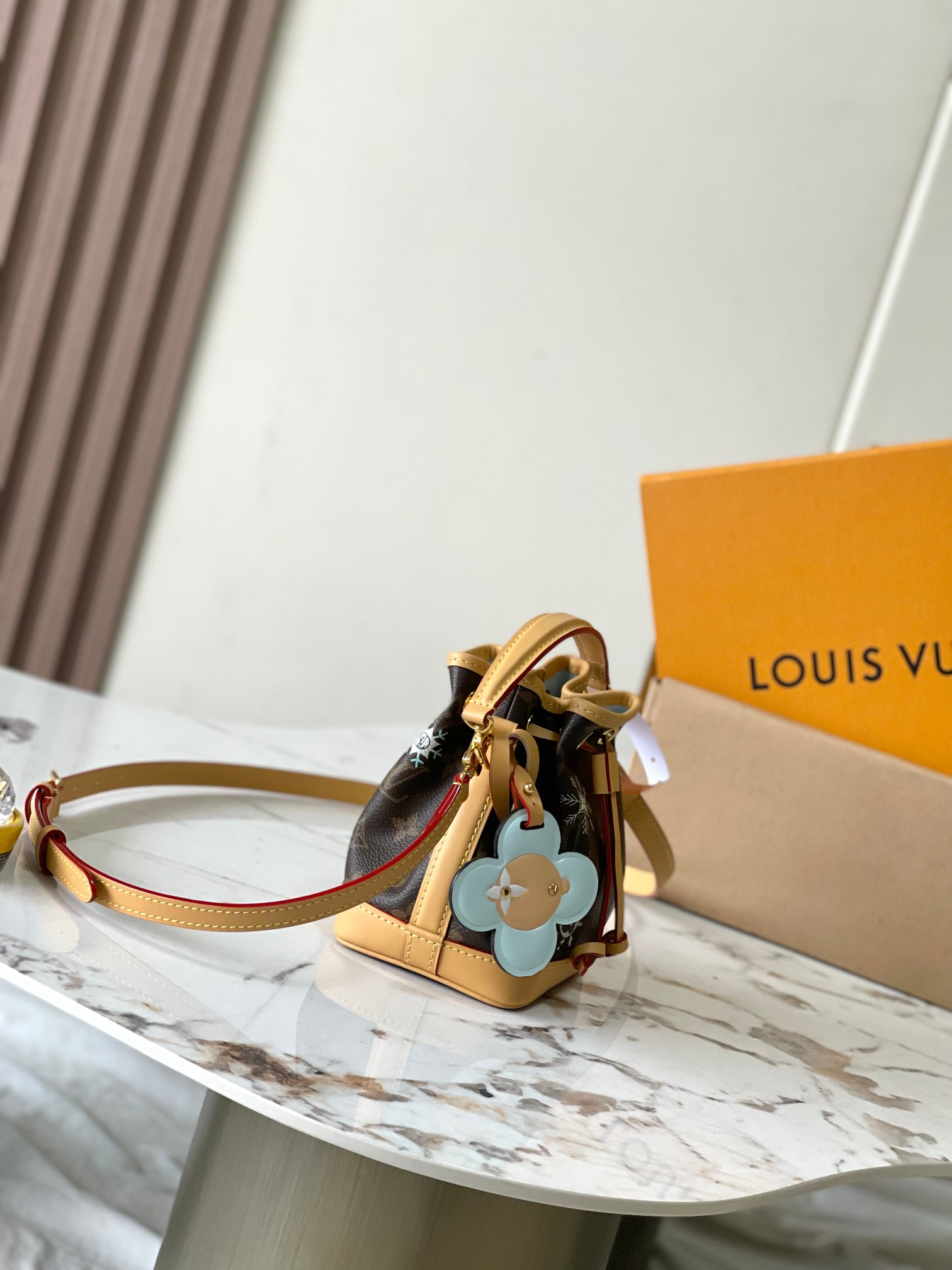 LV Nano Noé M12221 13x16x10cm