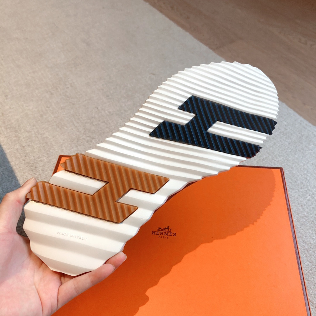 UA H**me5 Bouncing Sneaker