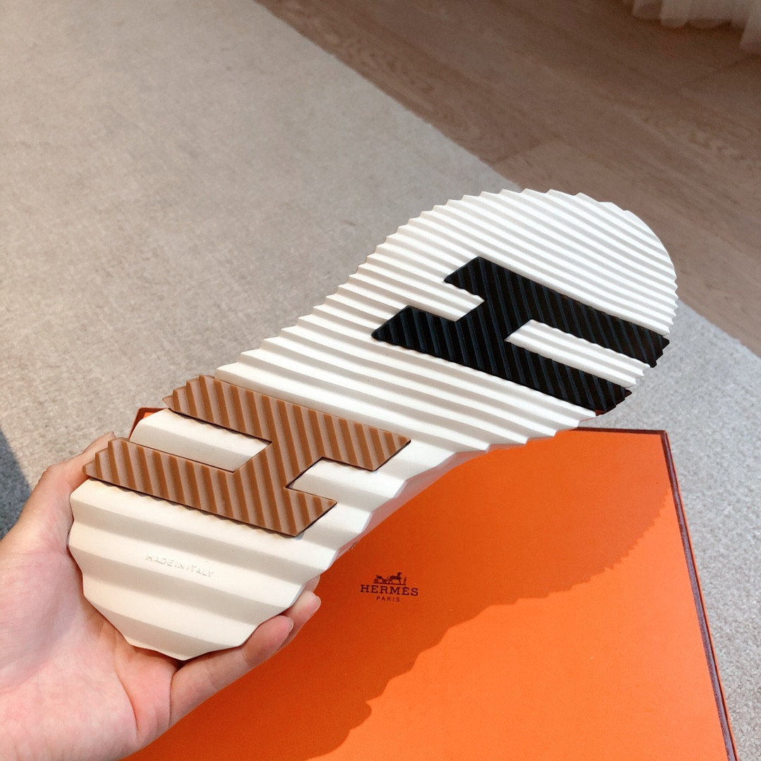 UA H**me5 Bouncing Sneaker