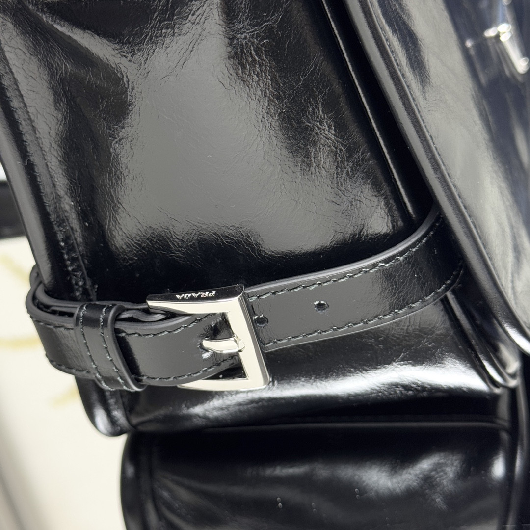 Pra*a Leather shoulder bag 30x20x11cm