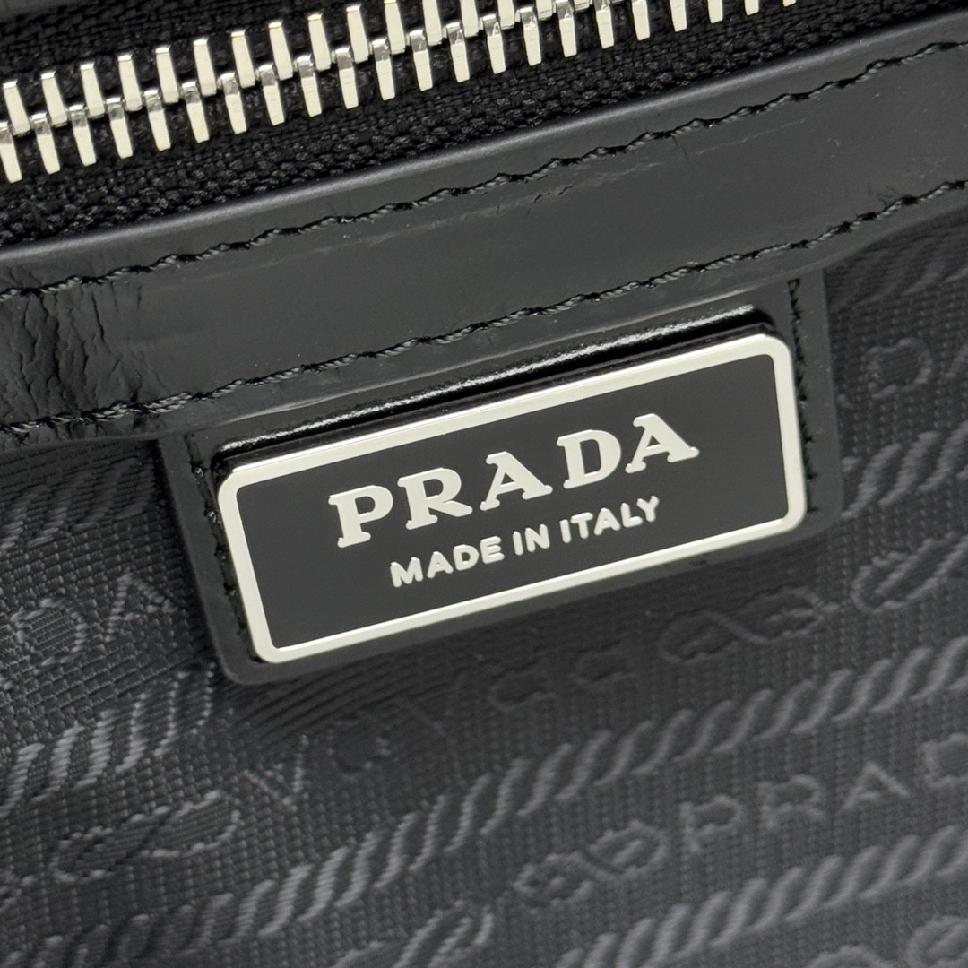 Pra*a Leather shoulder bag 30x20x11cm