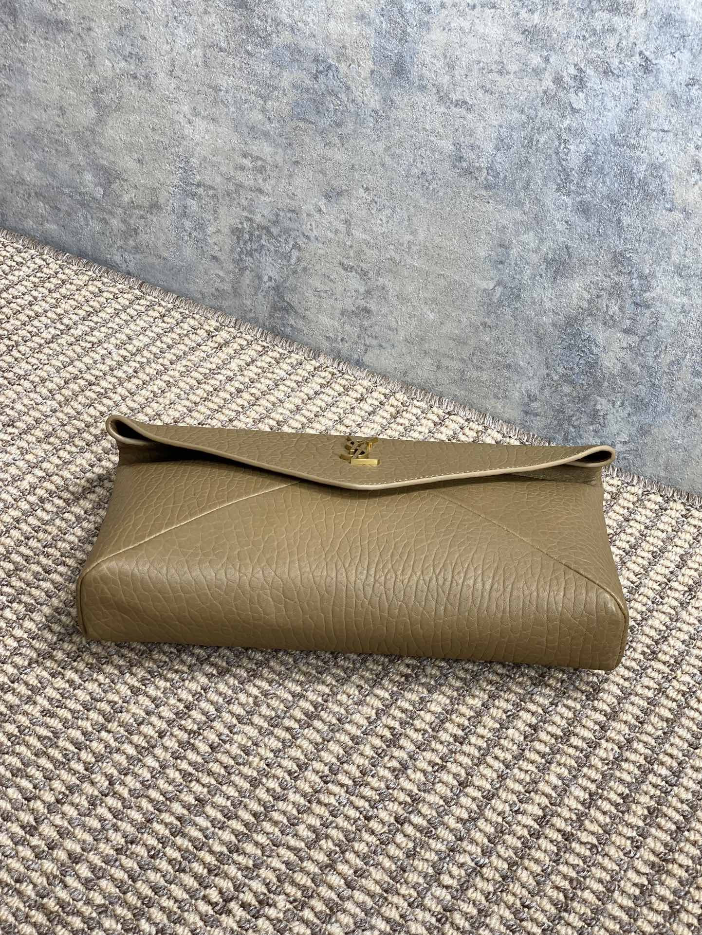 Y51 CASSANDRE large envelope pouch in lambskin 29.5x18x4.5cm