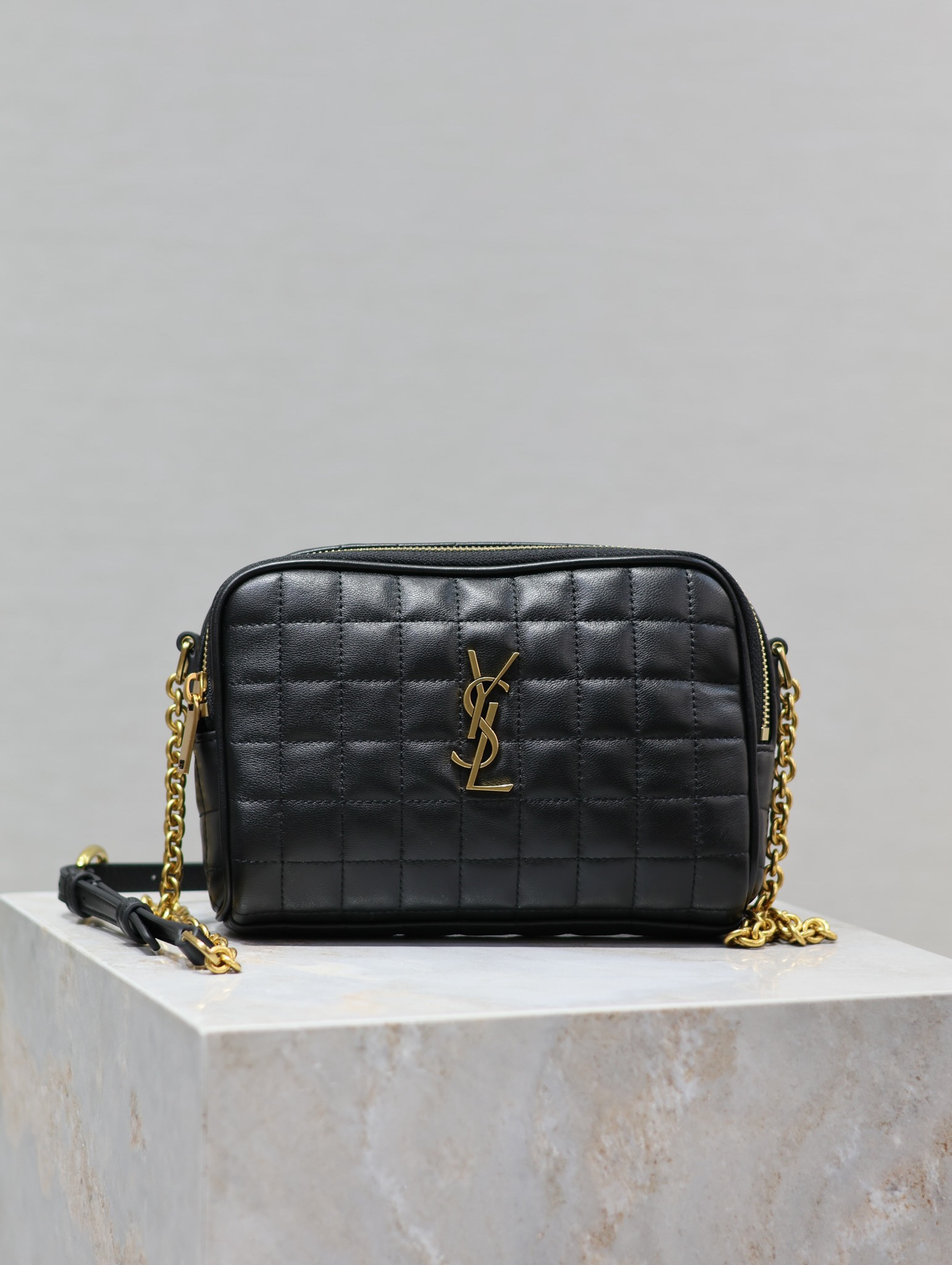 Y51 cassandre matelassé carré camera bag in lambskin 19.5x14x4cm