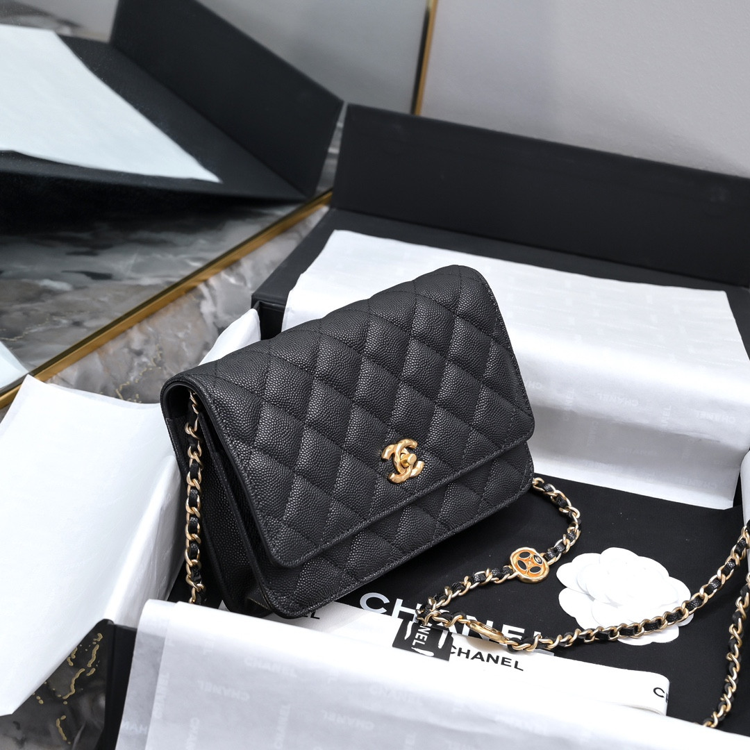 Ch**el WOC CLASSIC WALLET ON CHAIN 19cm