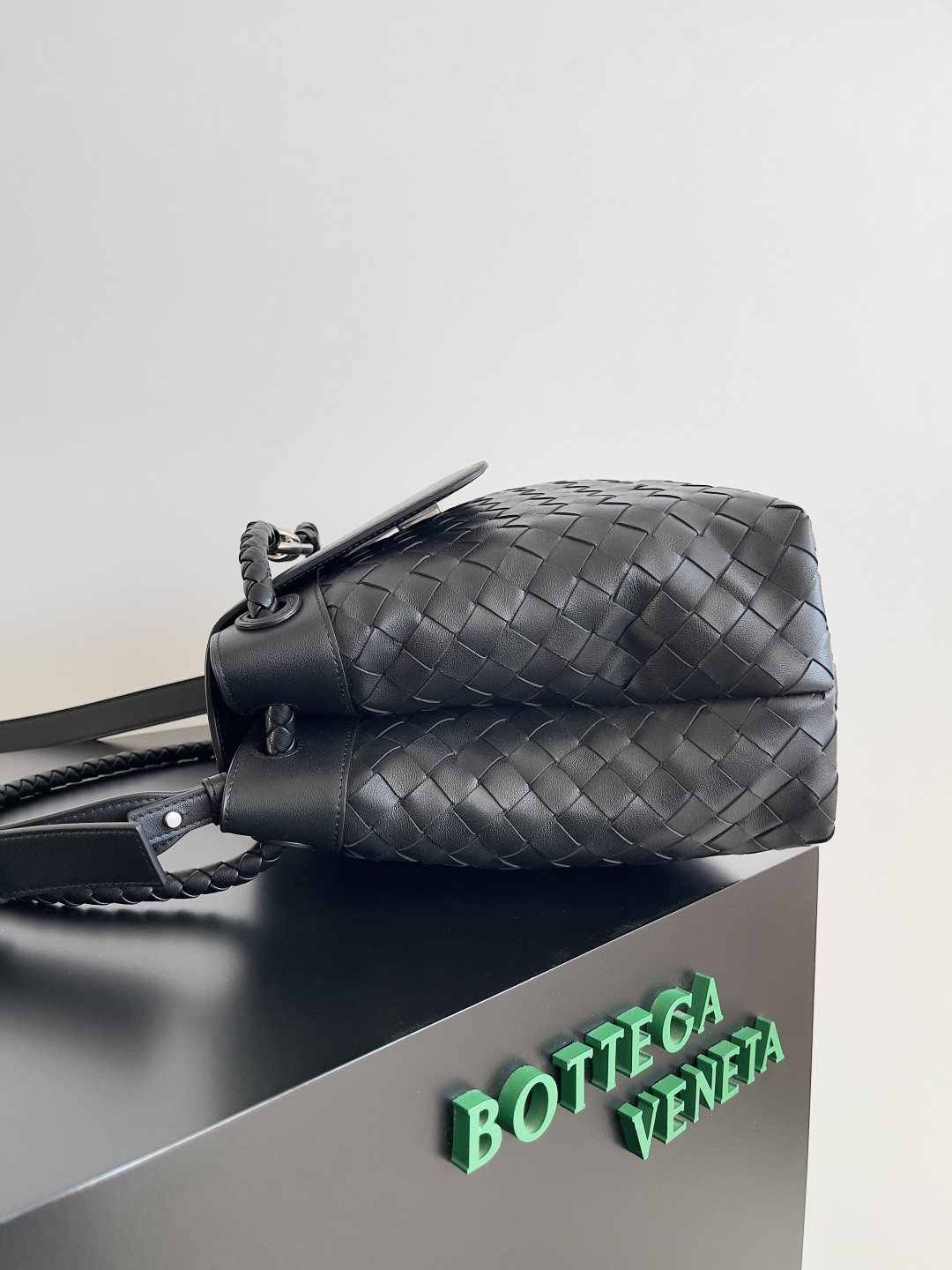 B0tt*ga Ven*ta Medium Andiamo Messenger 37x26x13cm