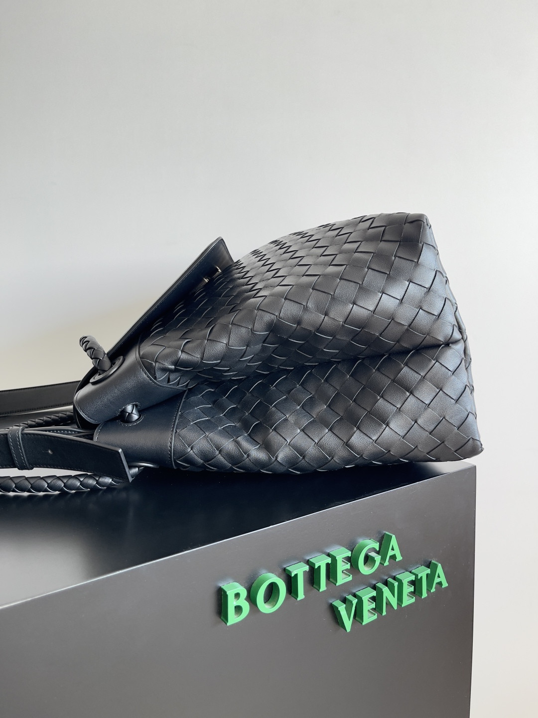 B0tt*ga Ven*ta Large Andiamo Messenger 43x32x20cm