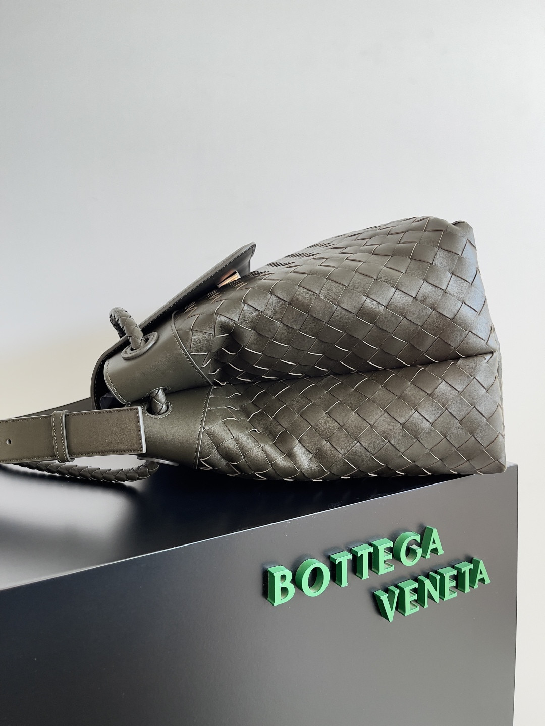 B0tt*ga Ven*ta Large Andiamo Messenger 43x32x20cm