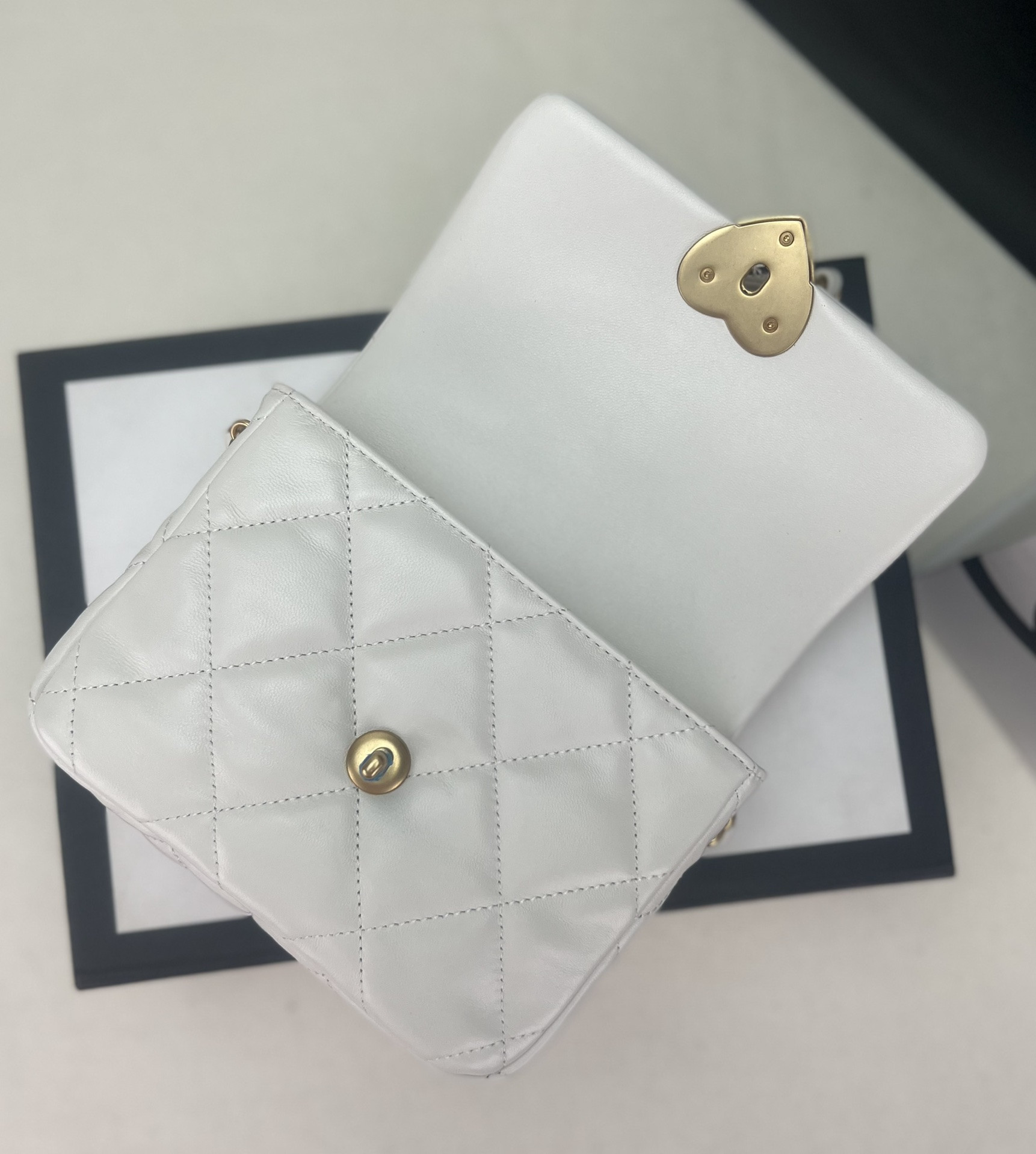 Ch**el FLAP HANDBAG CF 18x13.5x5.5cm