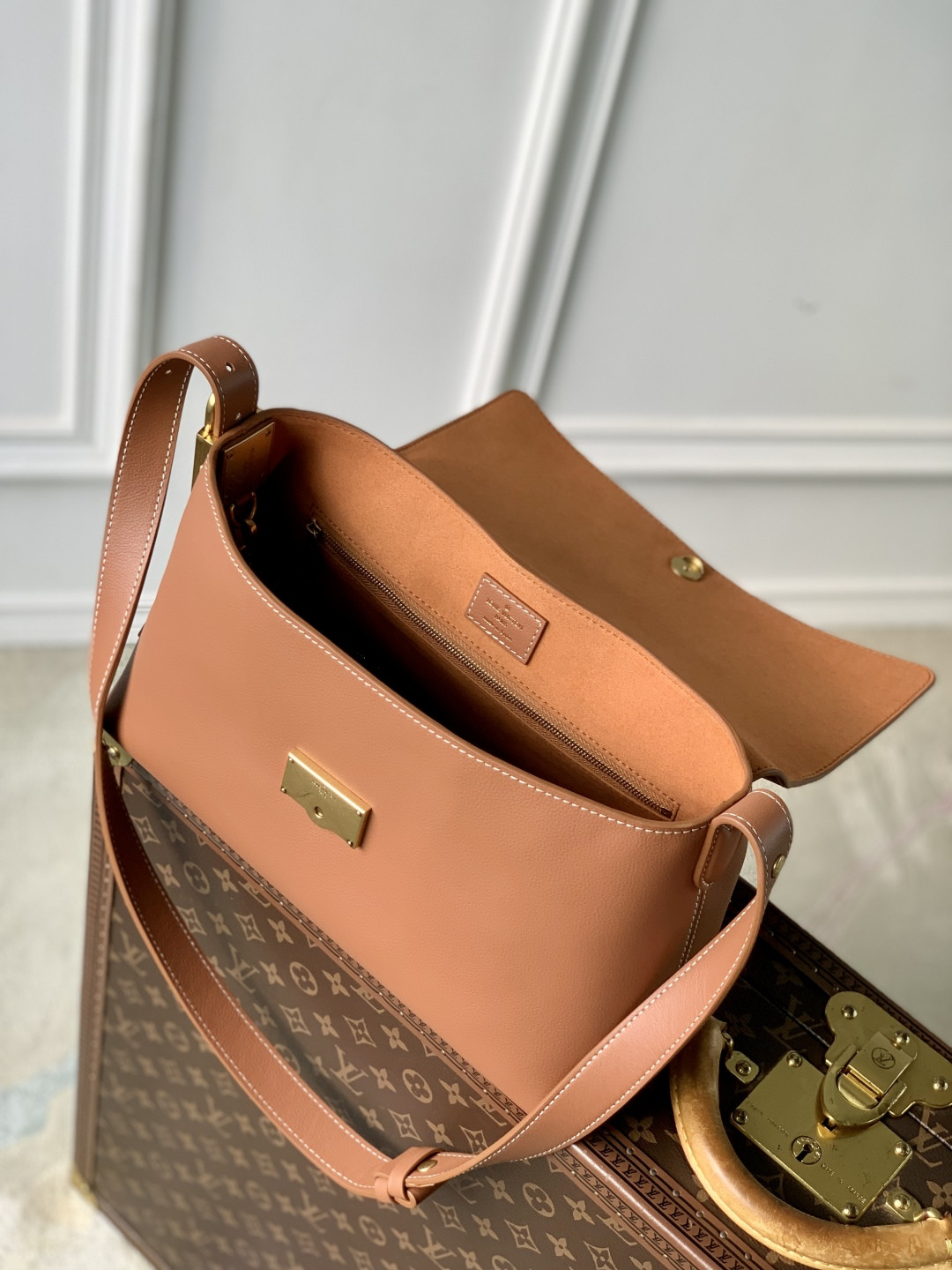 LV Messenger Bag M13151 30x18x12cm