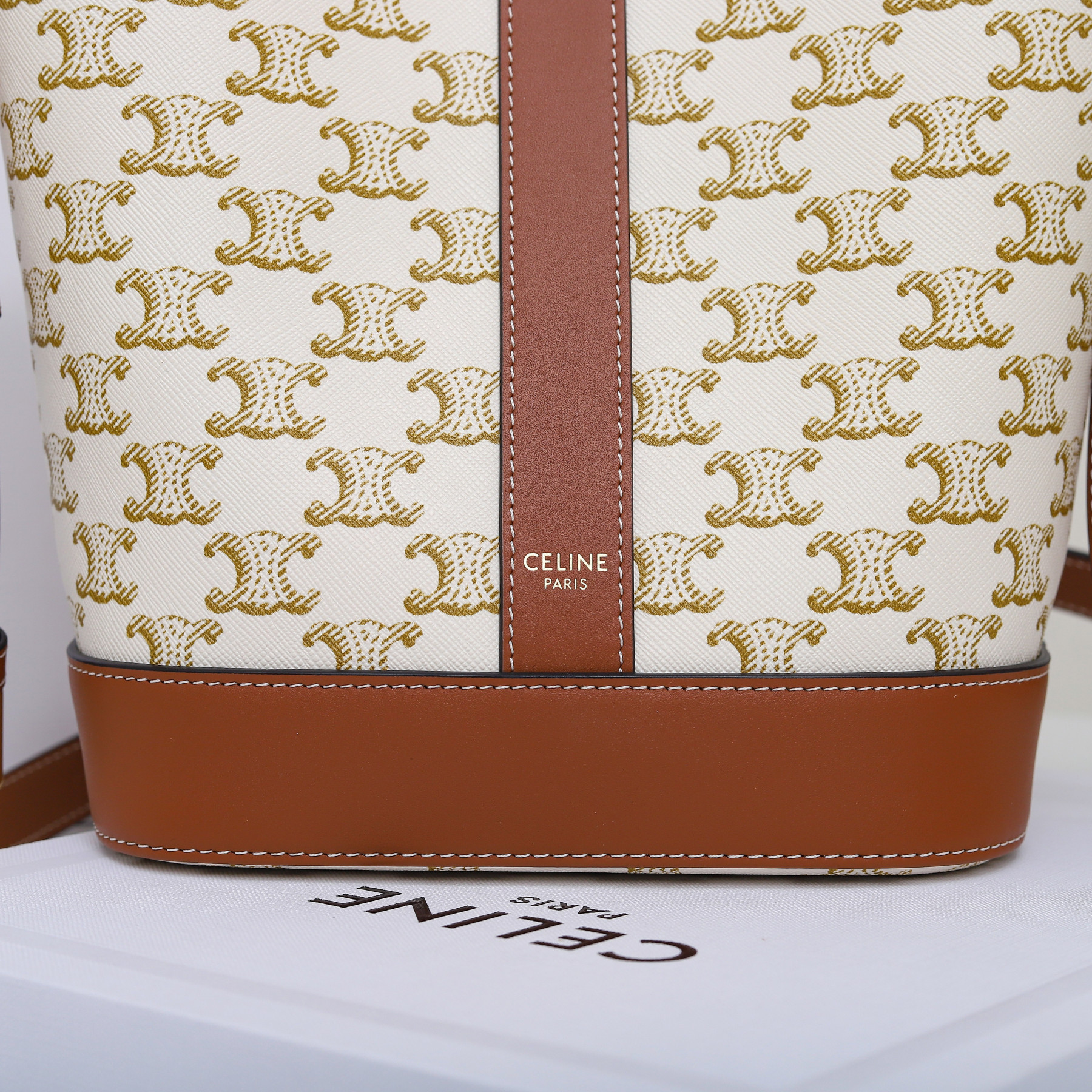 Ce1i*e SMALL BUCKET IN TRIOMPHE CANVAS AND CALFSKIN 191442 30x22x13cm