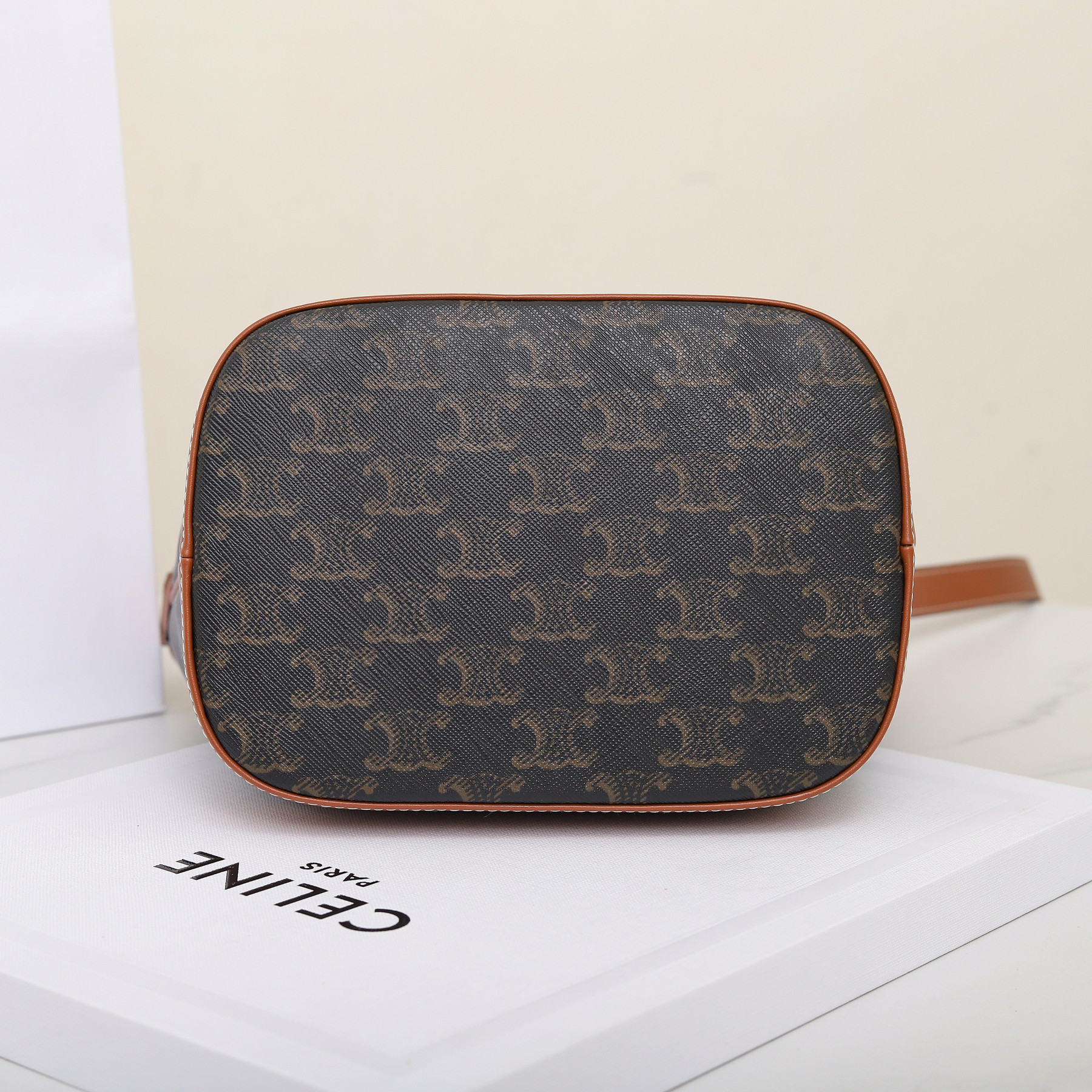 Ce1i*e SMALL BUCKET IN TRIOMPHE CANVAS AND CALFSKIN 191442 30x22x13cm