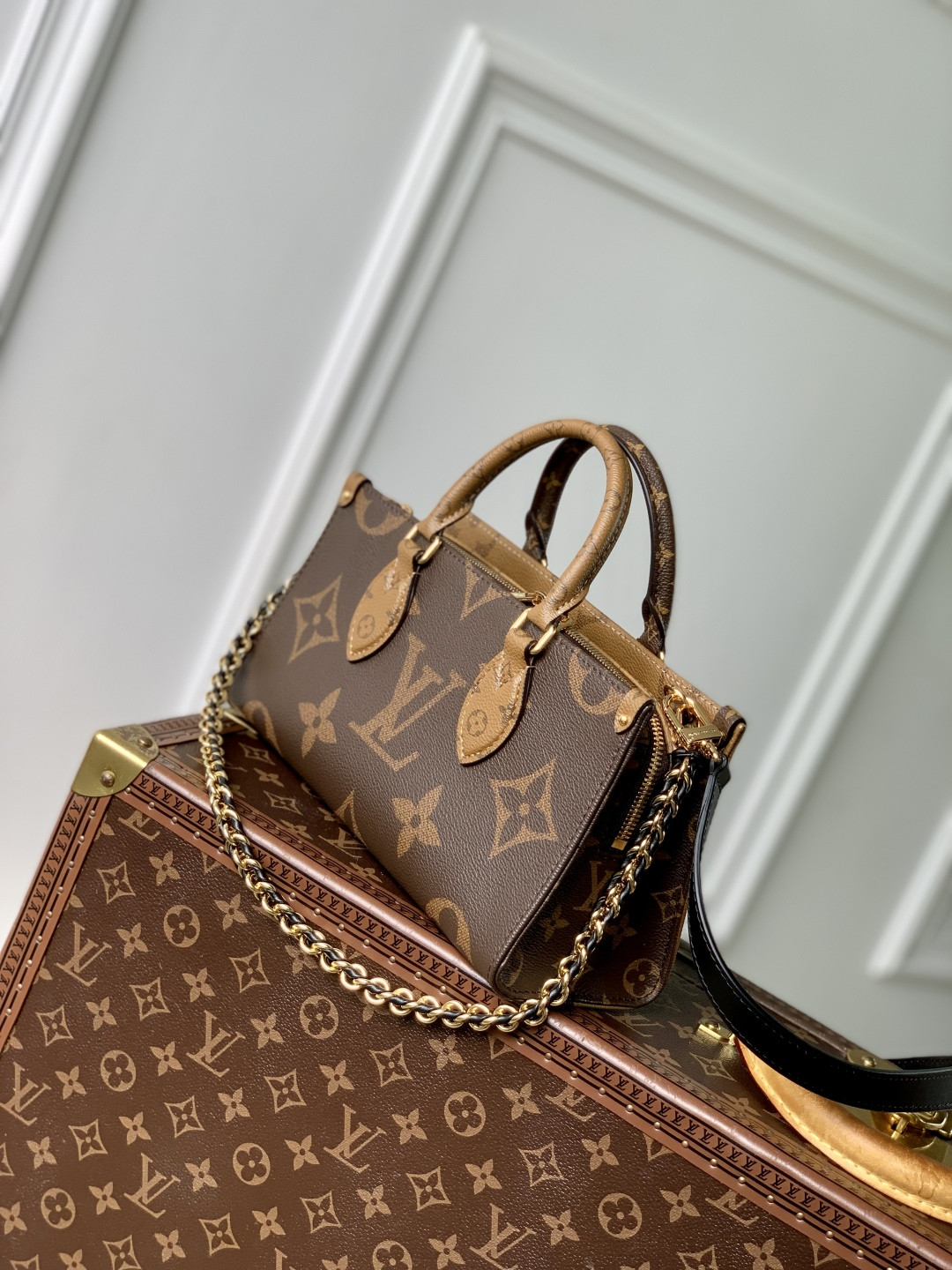 LV On the Go EW Chain M14236 25x13x10cm