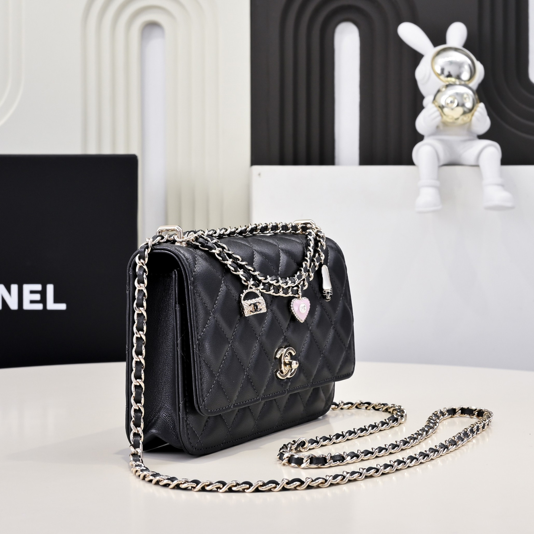 Ch**el SPRING-SUMMER 2025 PRE COLLECTION WALLET ON  BLACK AP4537 19.5 × 13 × 3.5 cm
