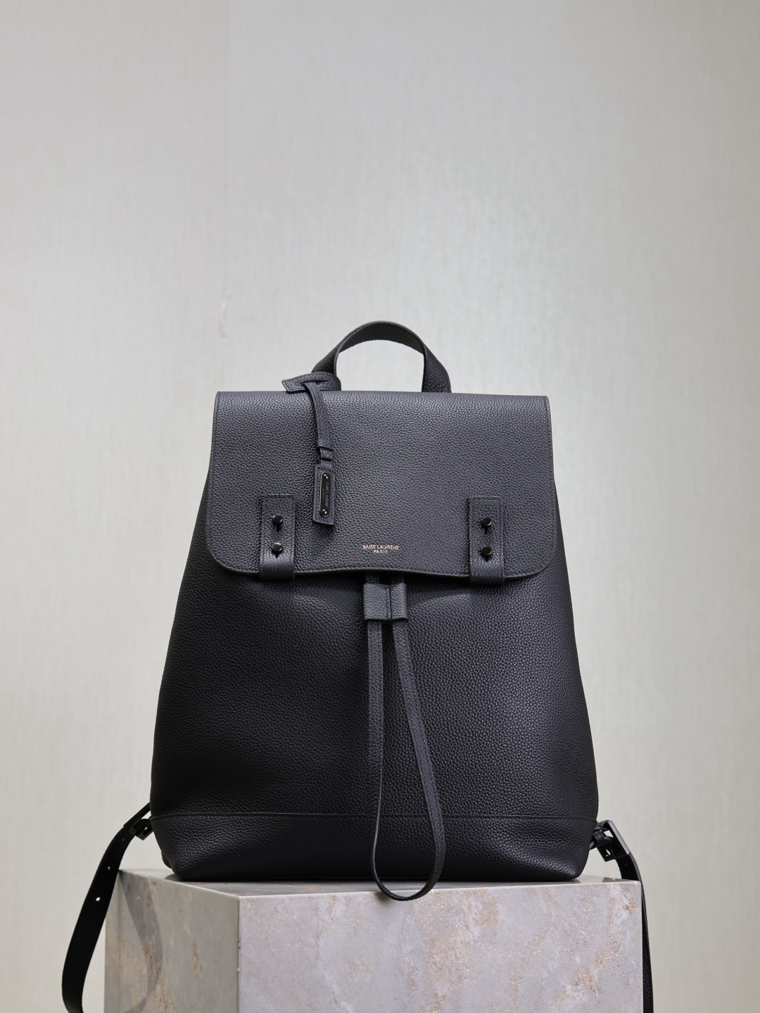 Y51 sac de jour backpack in grained leather 29 x 37.5 x 14 cm