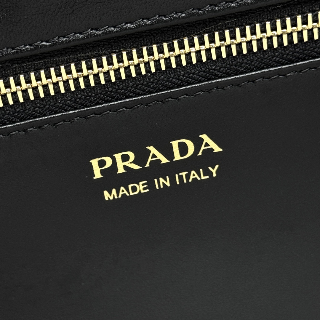 Pra*a Medium top handle bag in Vitello Dino soft leather 13x28x8cm
