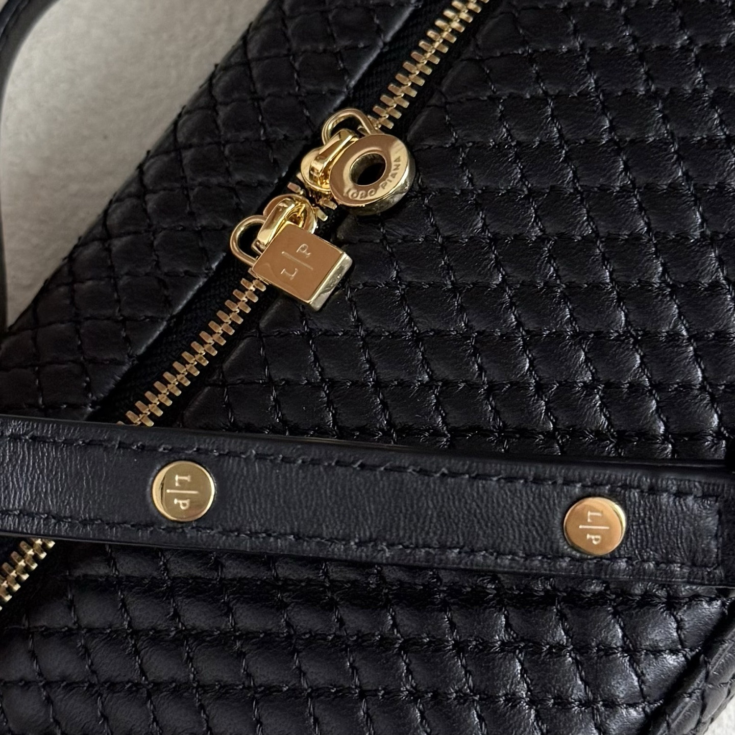 L0r0 P1ana Extra Pocket L19 Lambskin 19x11.5x7cm