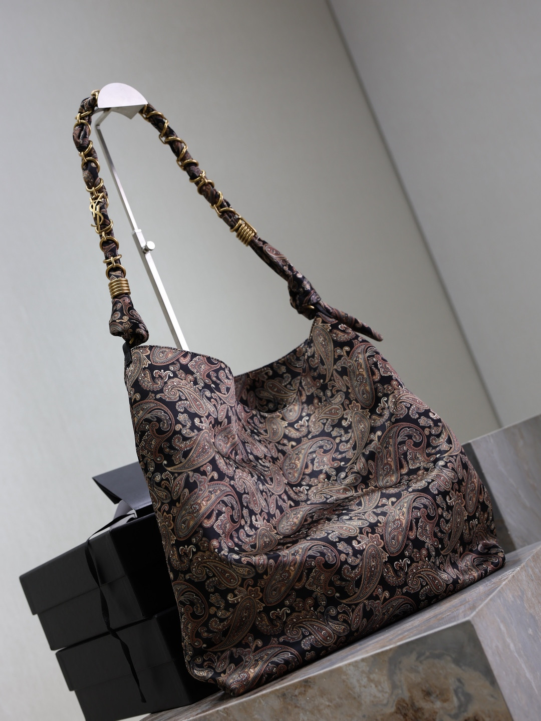 Y51 Amalia (silk twill) 42x50x1cm
