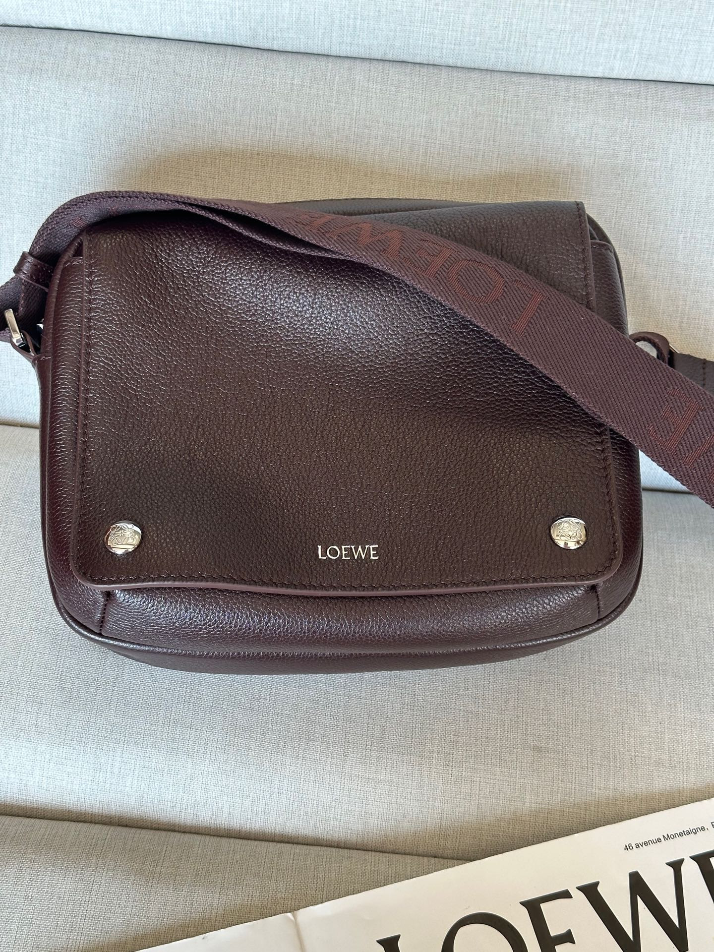 L0ew* Medium Pebble messenger bag in S*pple grained calfskin 18x23x9cm