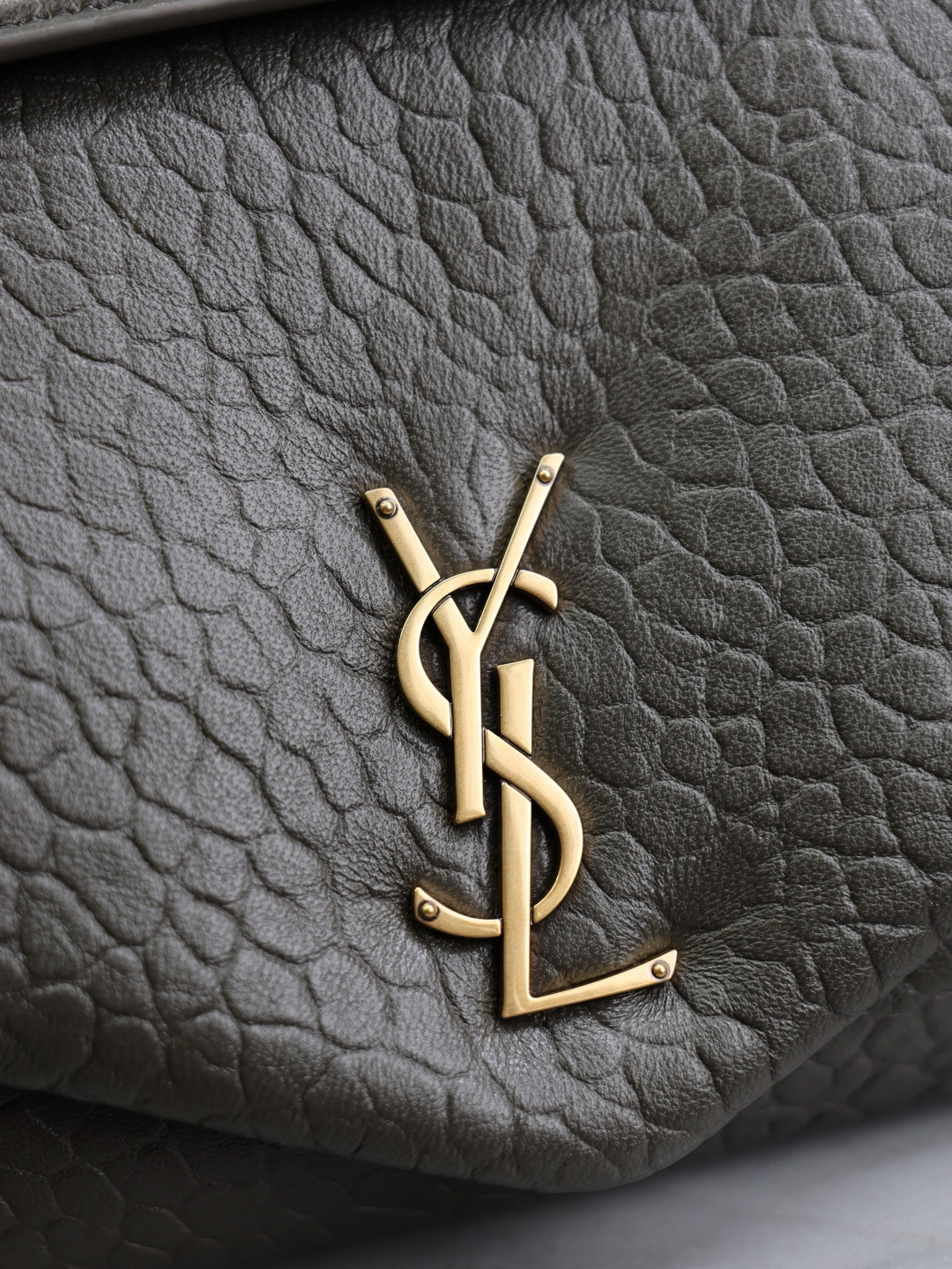 Y51 CALYPSO medium in grained lambskin 800916 30x15x7.5cm