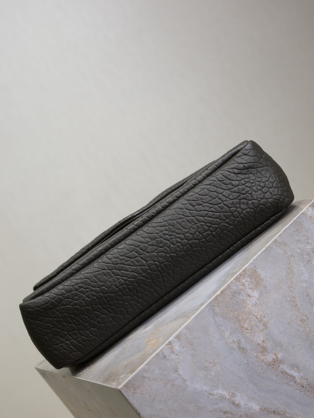 Y51 CALYPSO medium in grained lambskin 800916 30x15x7.5cm