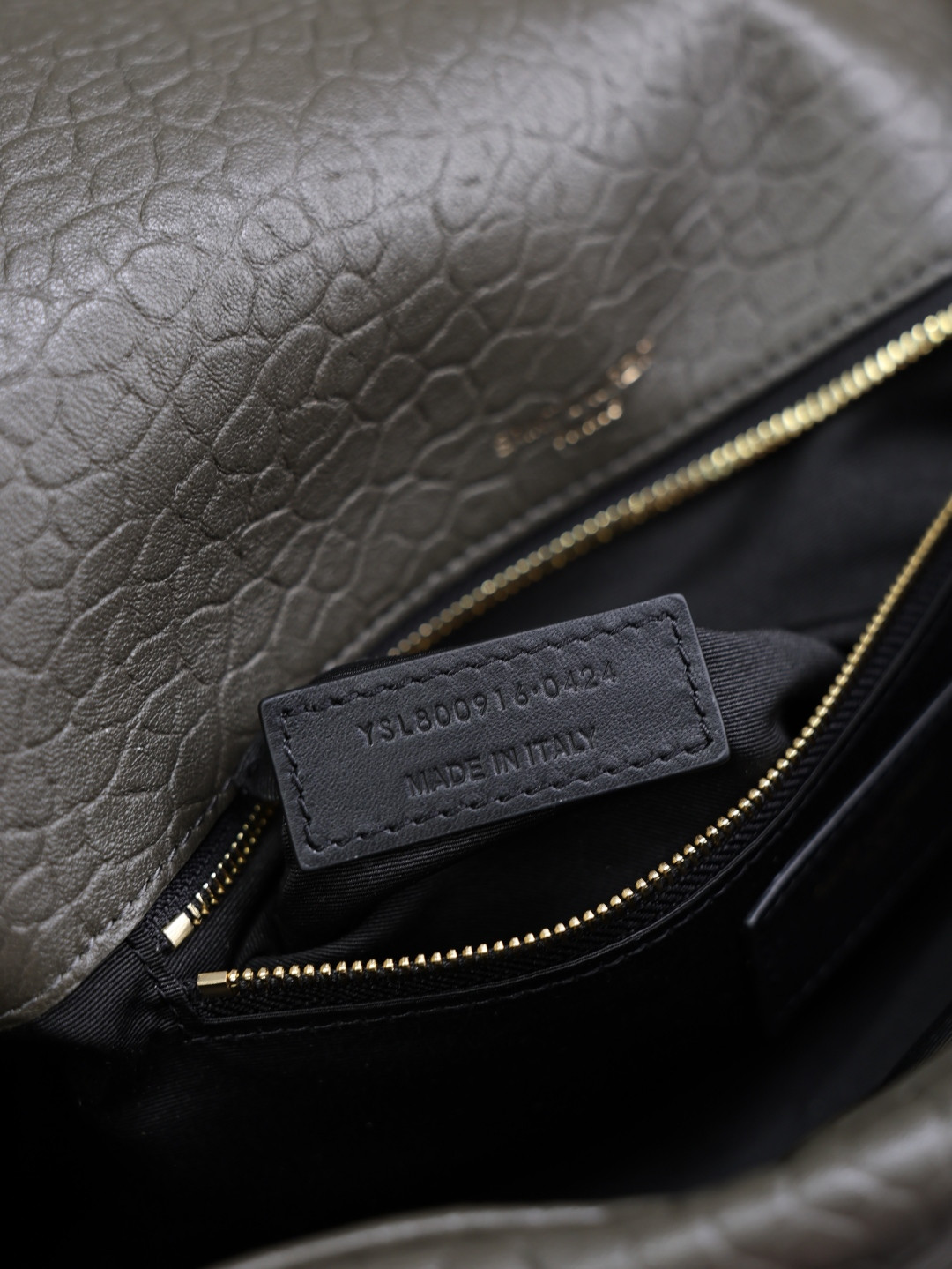 Y51 CALYPSO medium in grained lambskin 800916 30x15x7.5cm