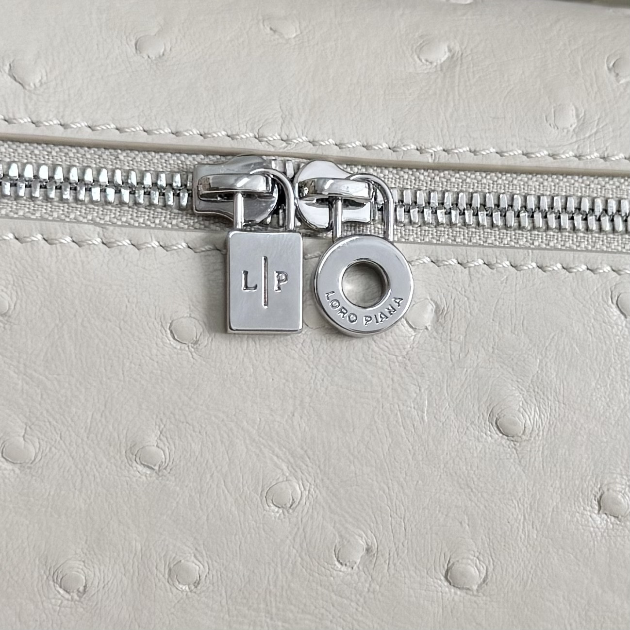 L0r0 P1ana Extra Pocket L19 Ostrich-grained Leather 11 x 19 x 6.5 cm